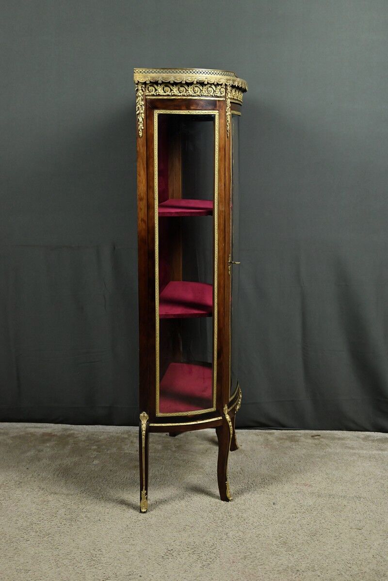 Small mahogany display cabinet, Louis XV to Louis XVI transition style – early 20th century.