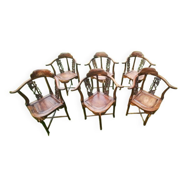 Suite de 6 chaises d'angle style colonial en bois exotique sculpté de Bali