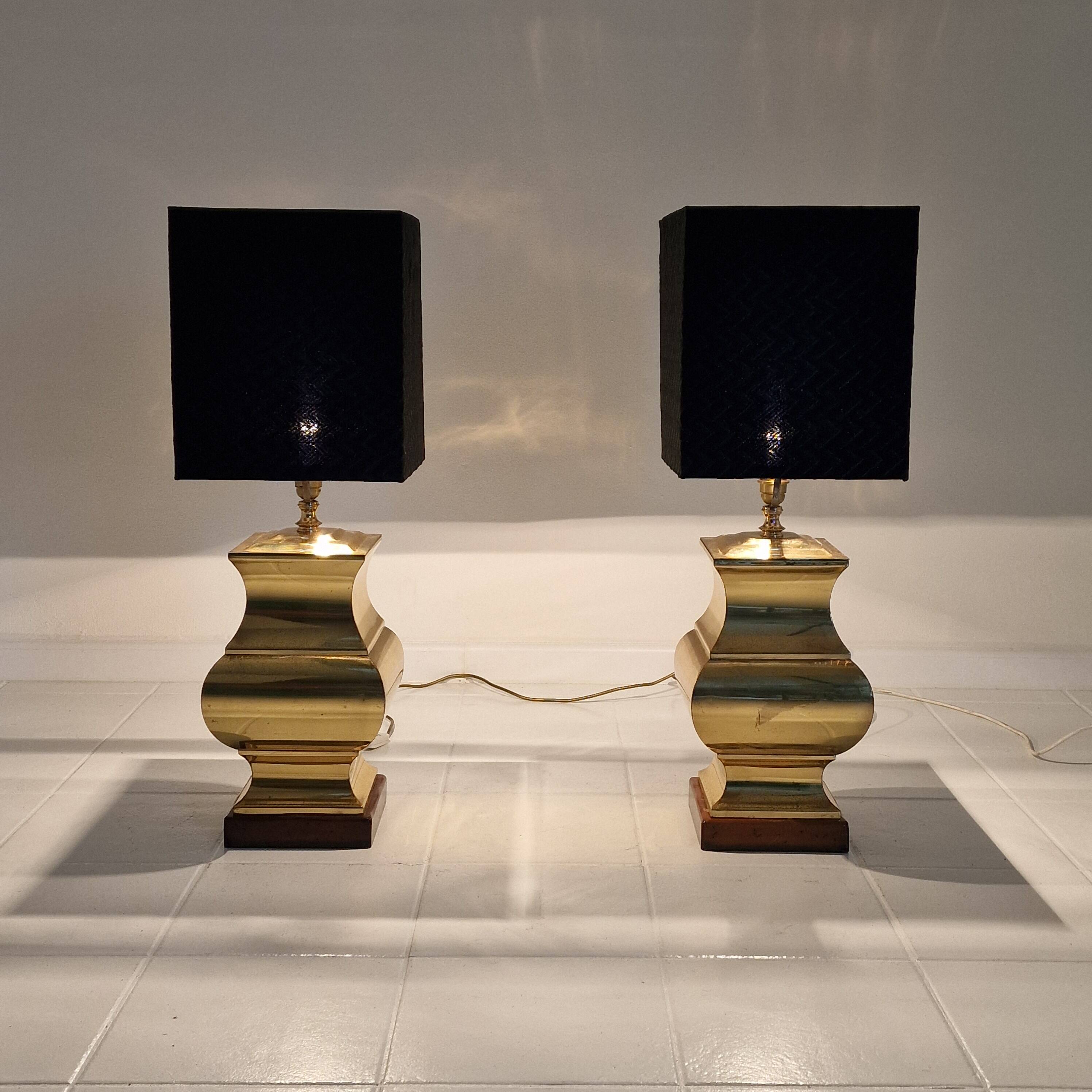 Paire de lampes de table de style Régence avec abat-jour noirs – Base en laiton et bois