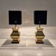 Paire de lampes de table de style Régence avec abat-jour noirs – Base en laiton et bois