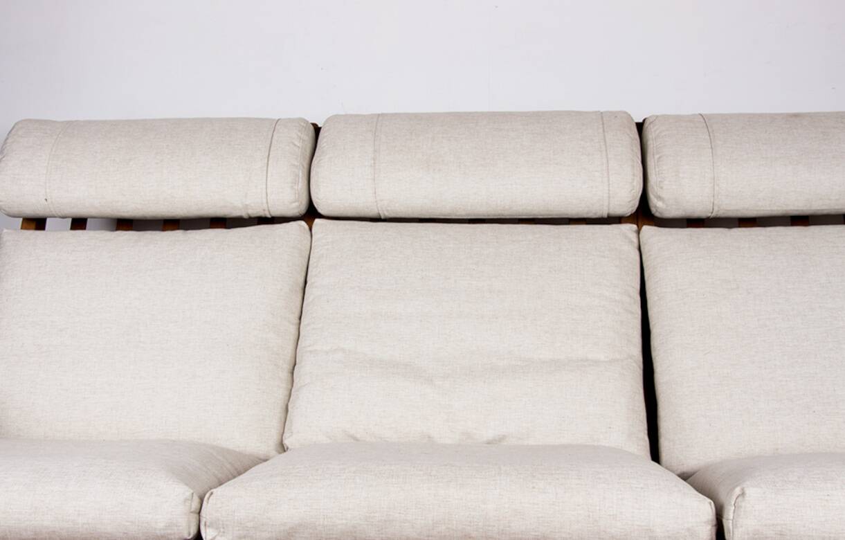 Danish sofa in solid oak and fabric, model GE375 by Hans Wegner 1960.