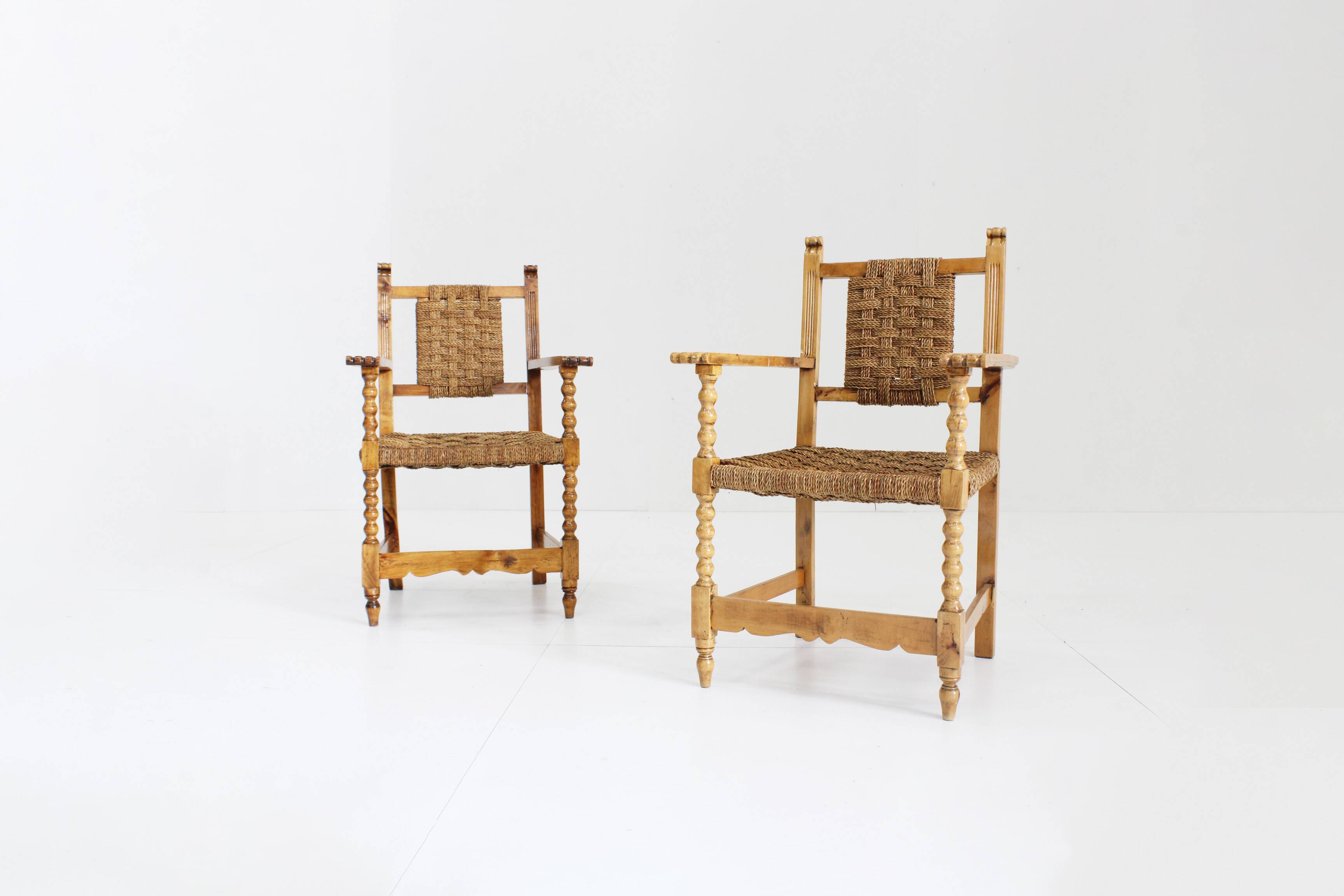 Ensemble de 2 fauteuils brutalistes espagnols en bois sculpté et tressé en jonc -