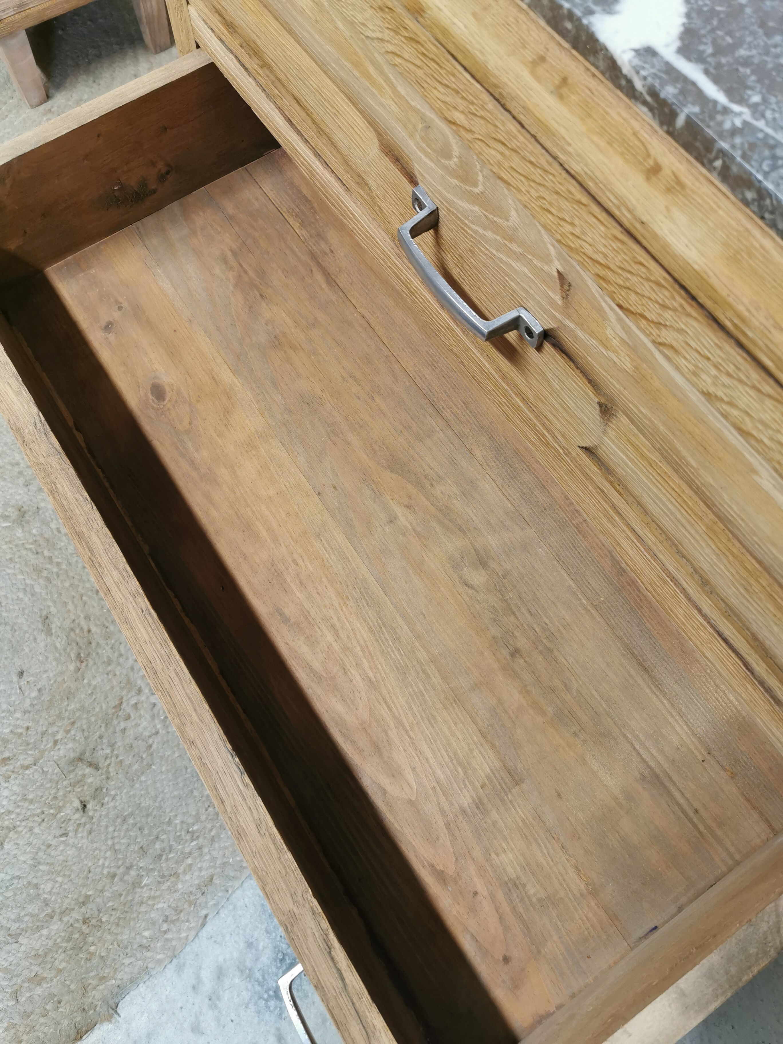 Chest of drawers in wooden foot mustache