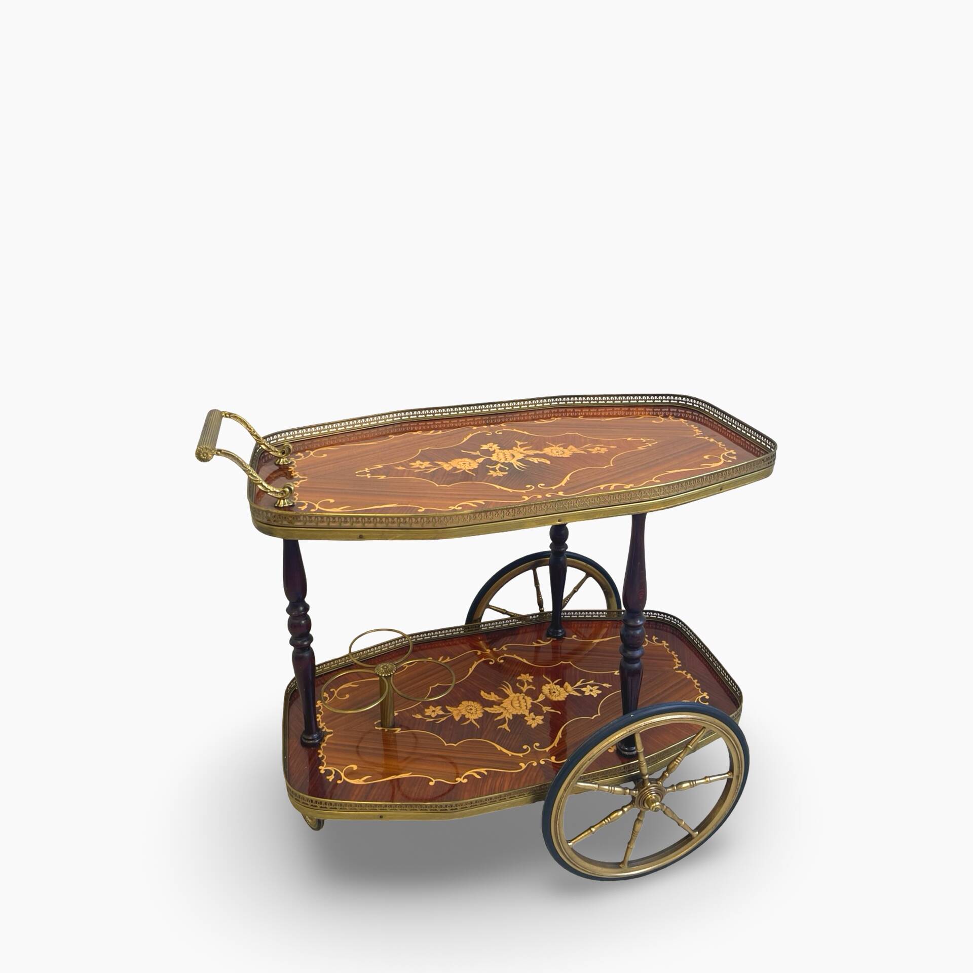 Chariot de bar en marqueterie de style Hollywood Regency italien présente des motifs floraux complexes.