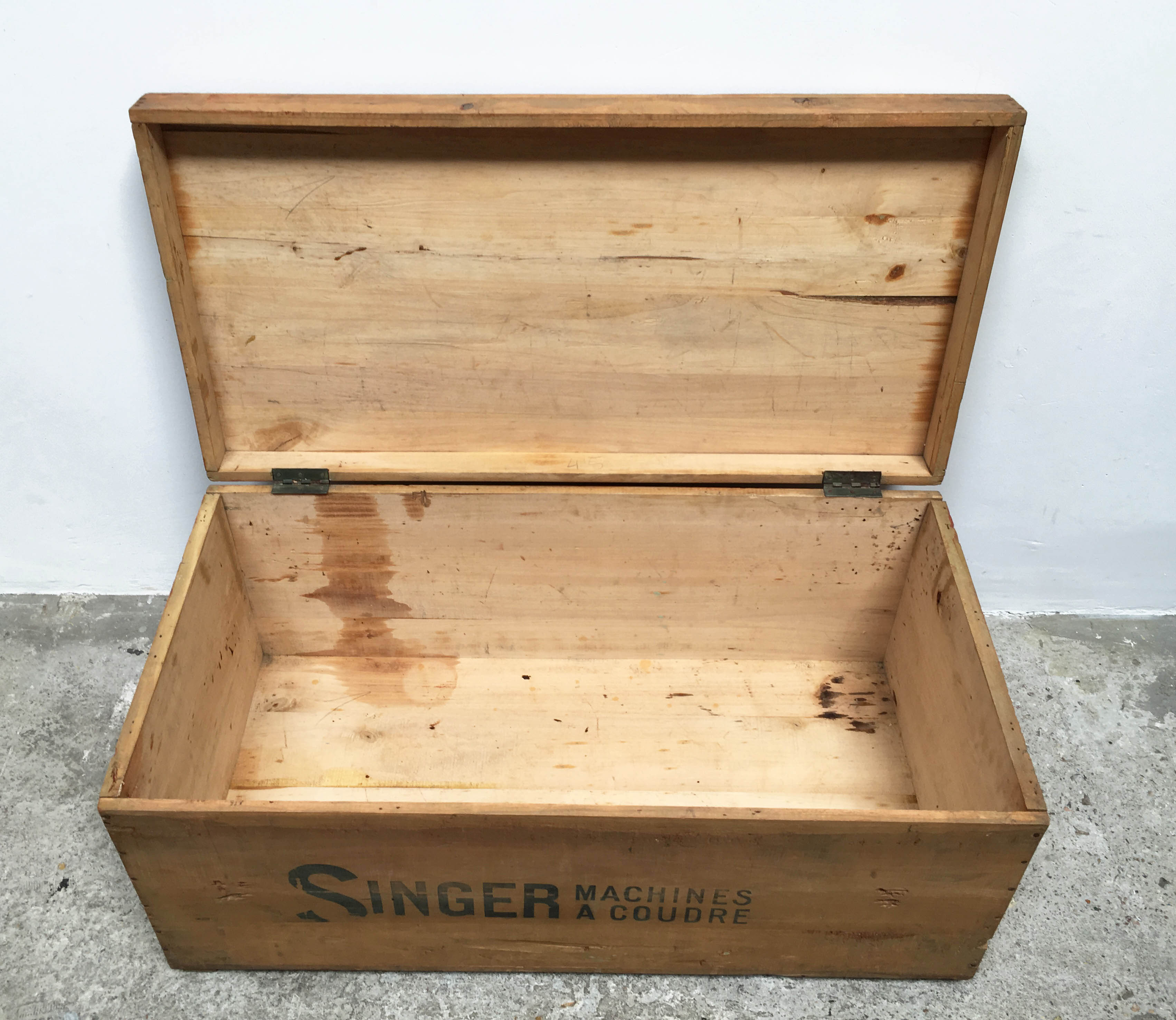 Wooden chest Singer