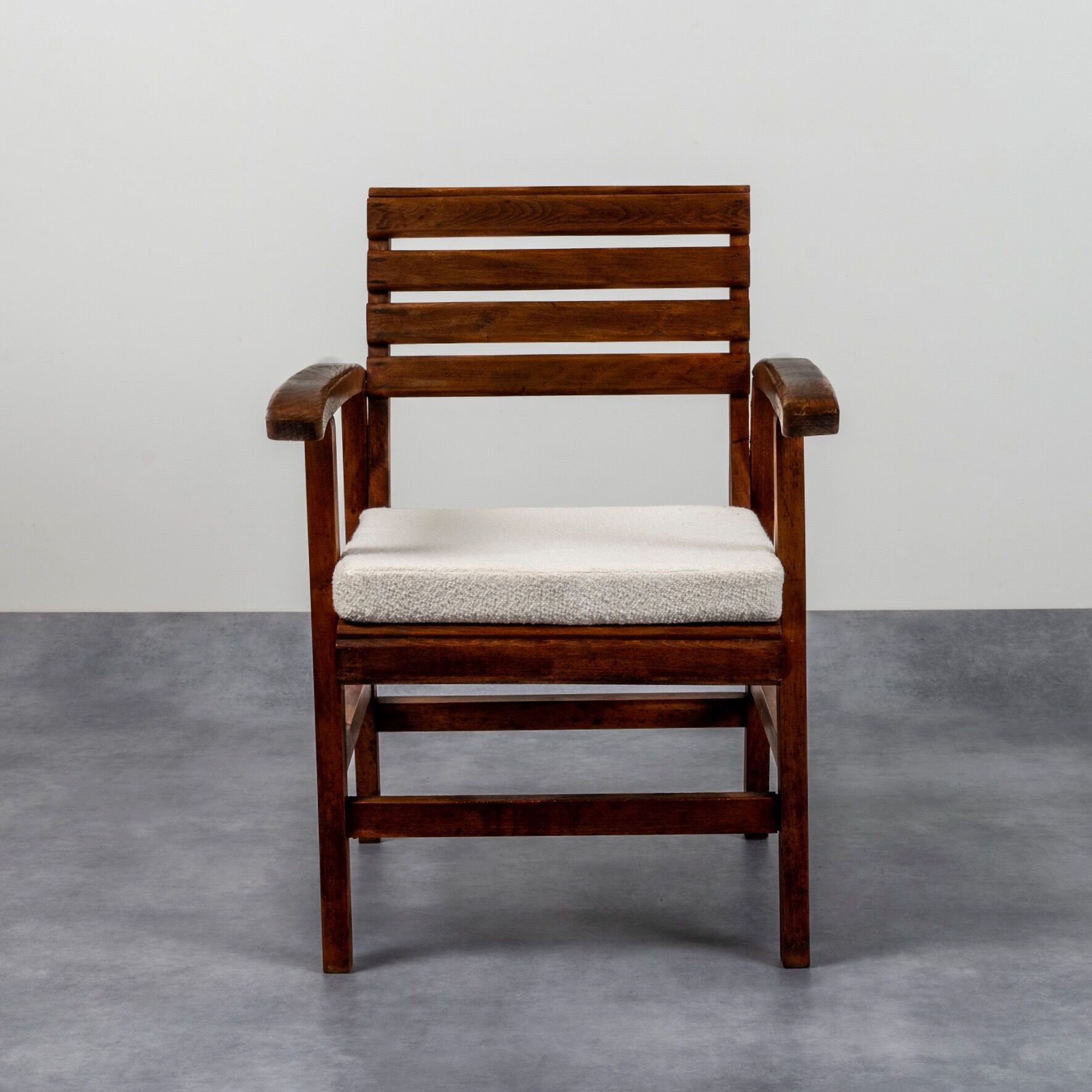 Oak armchair from the 50s with Lelièvre buckle cushion