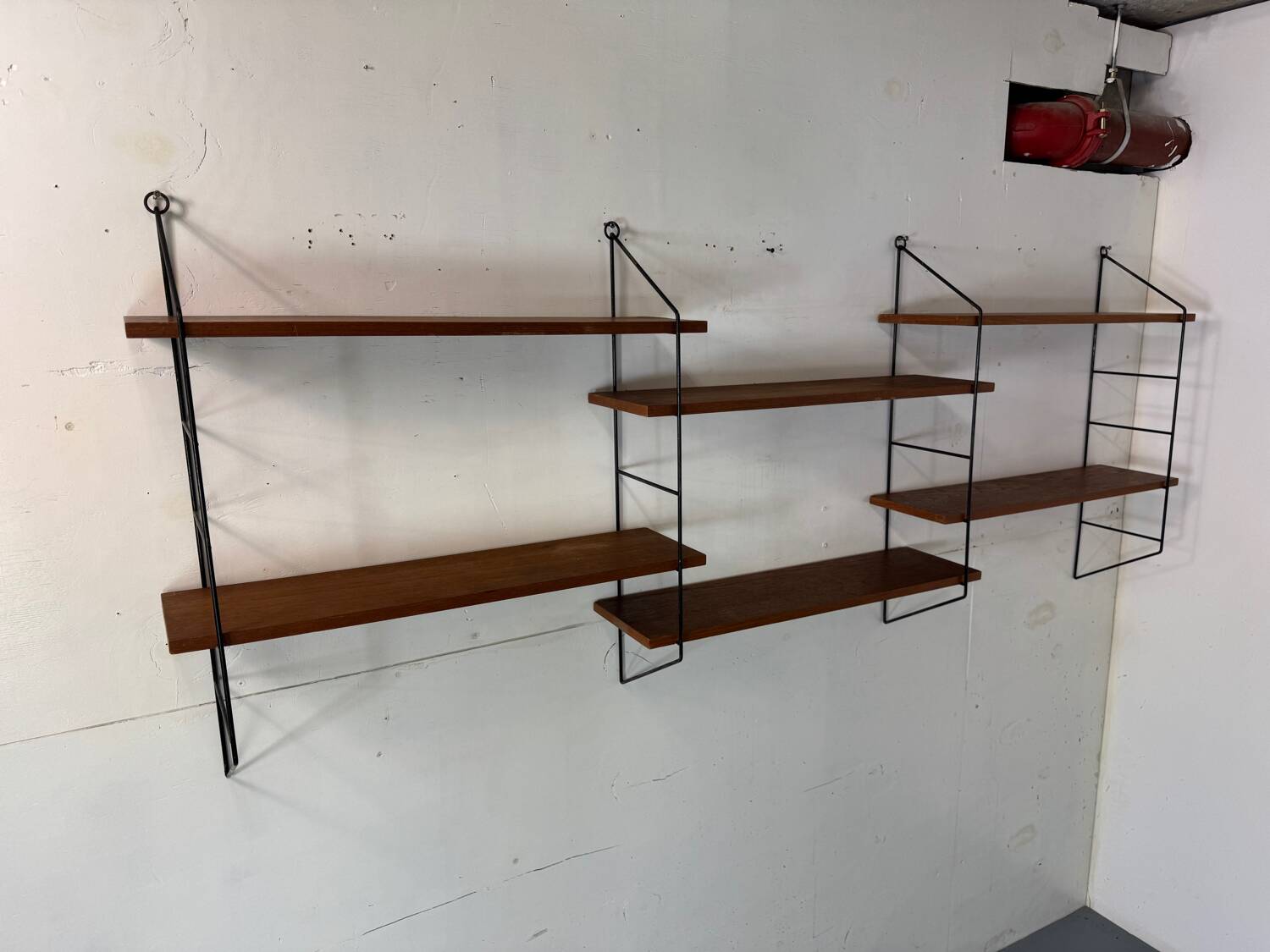 Système mural en teck et acier de style moderniste du milieu du siècle, années 1950