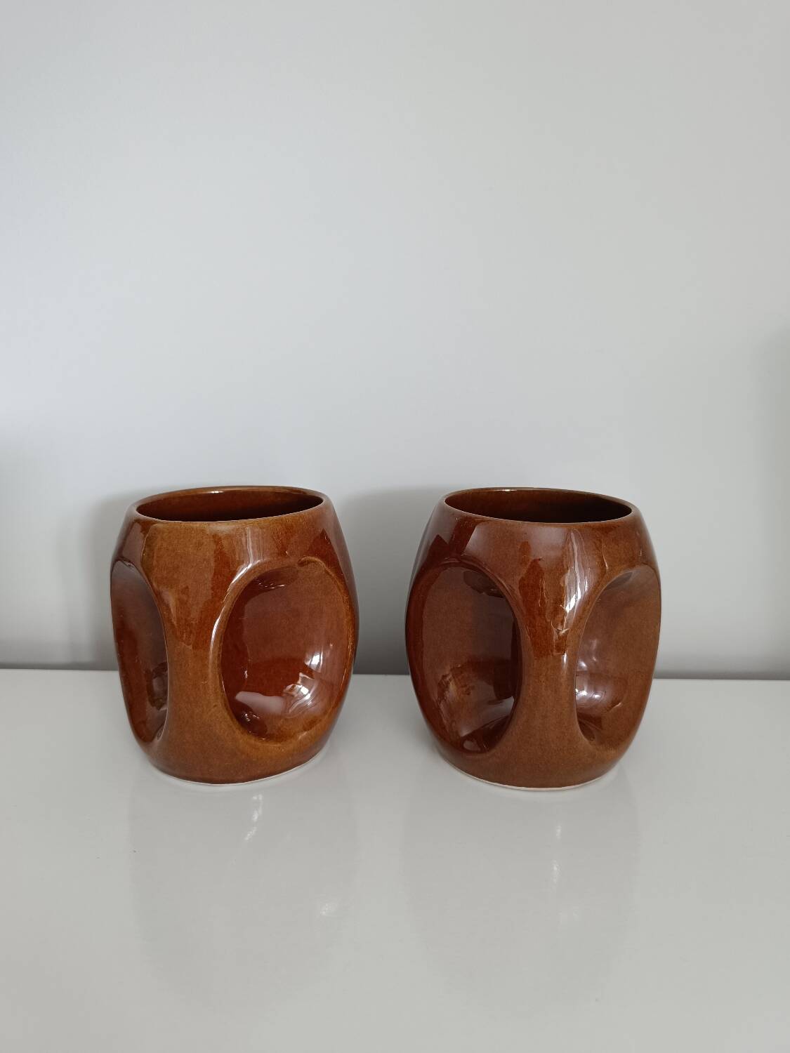 Set of 2 vintage ceramic mugs/cups
