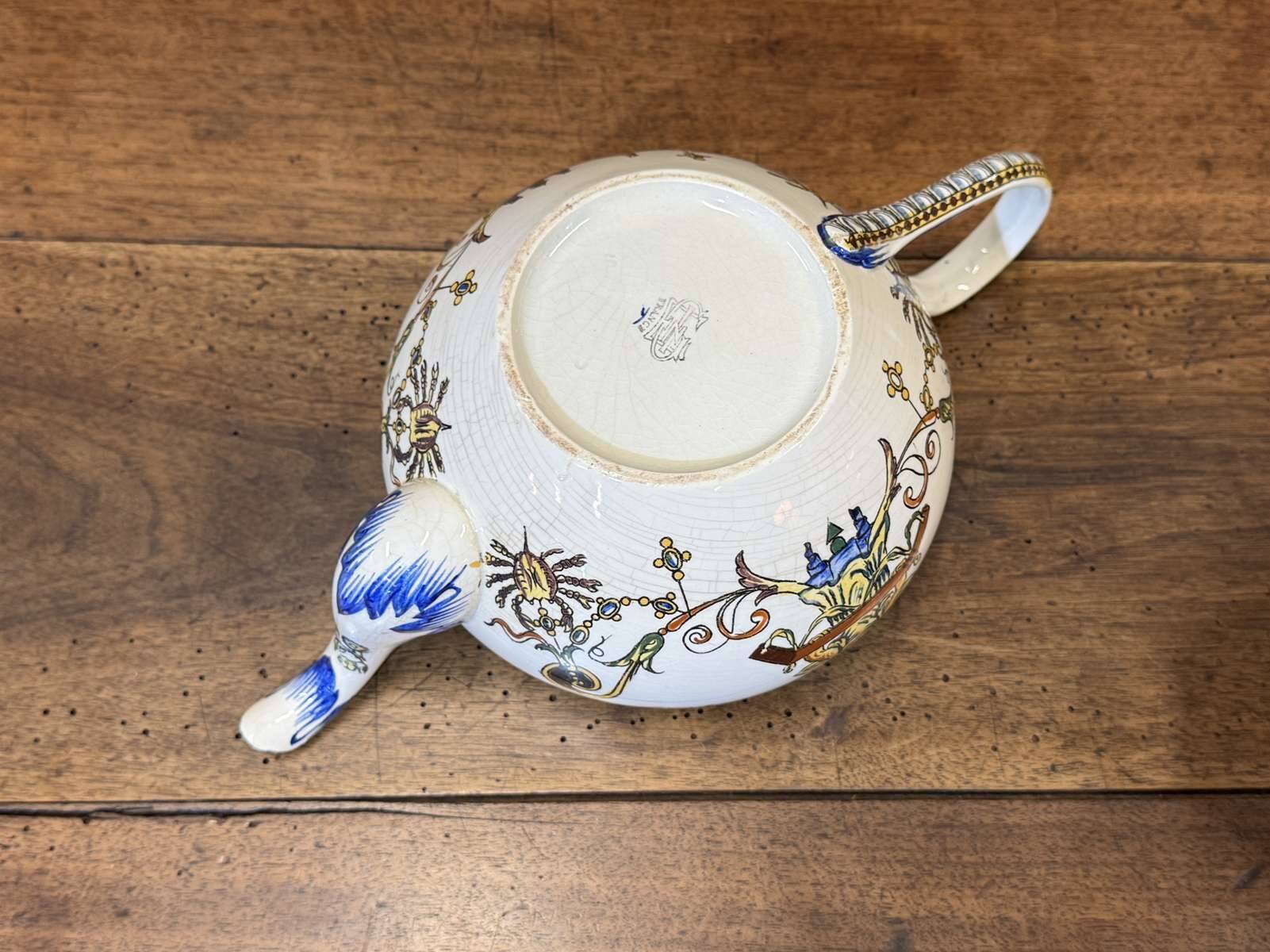 Tea and coffee service in Gien earthenware from the late 19th century with Renaissance decoration.