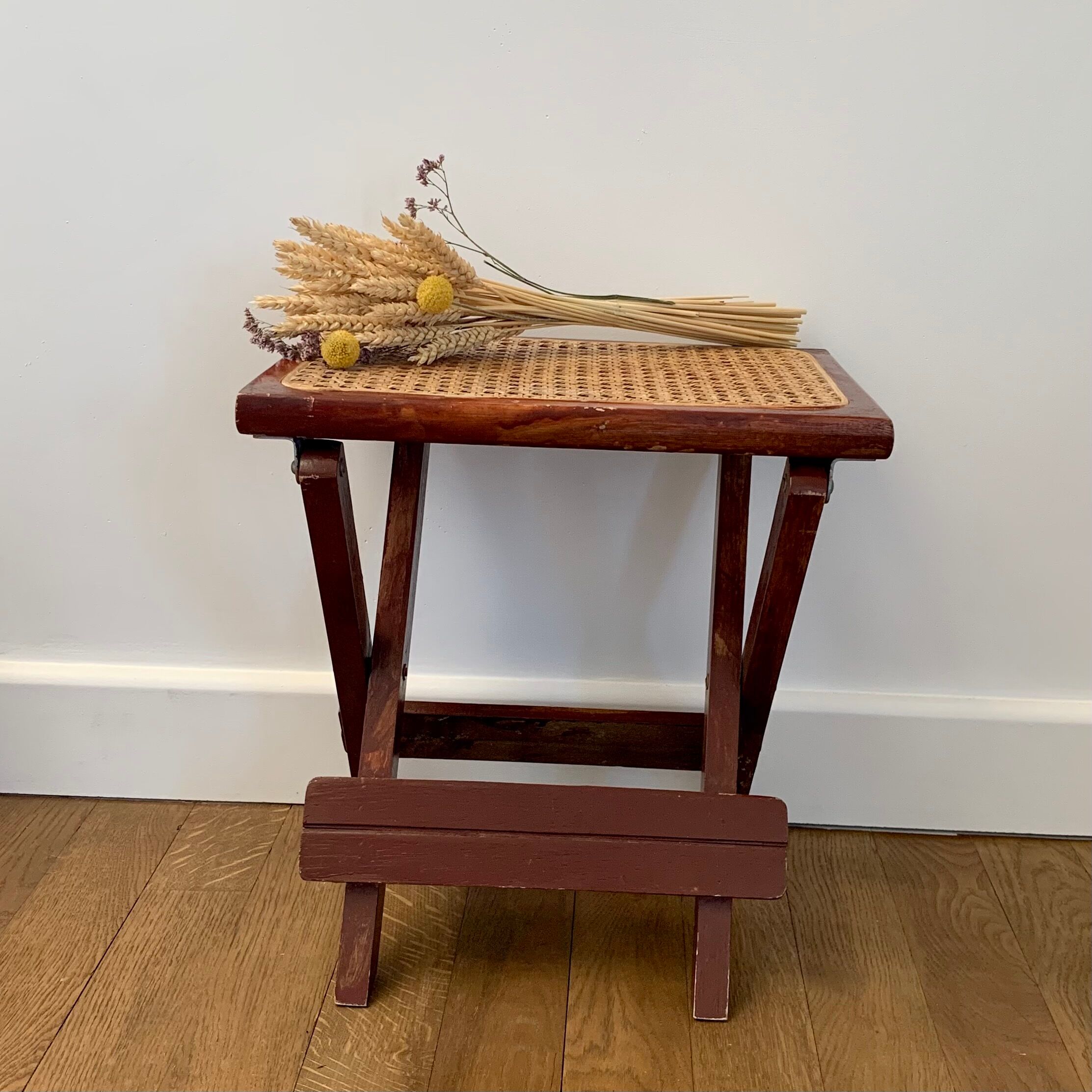 Cannage sitting stool