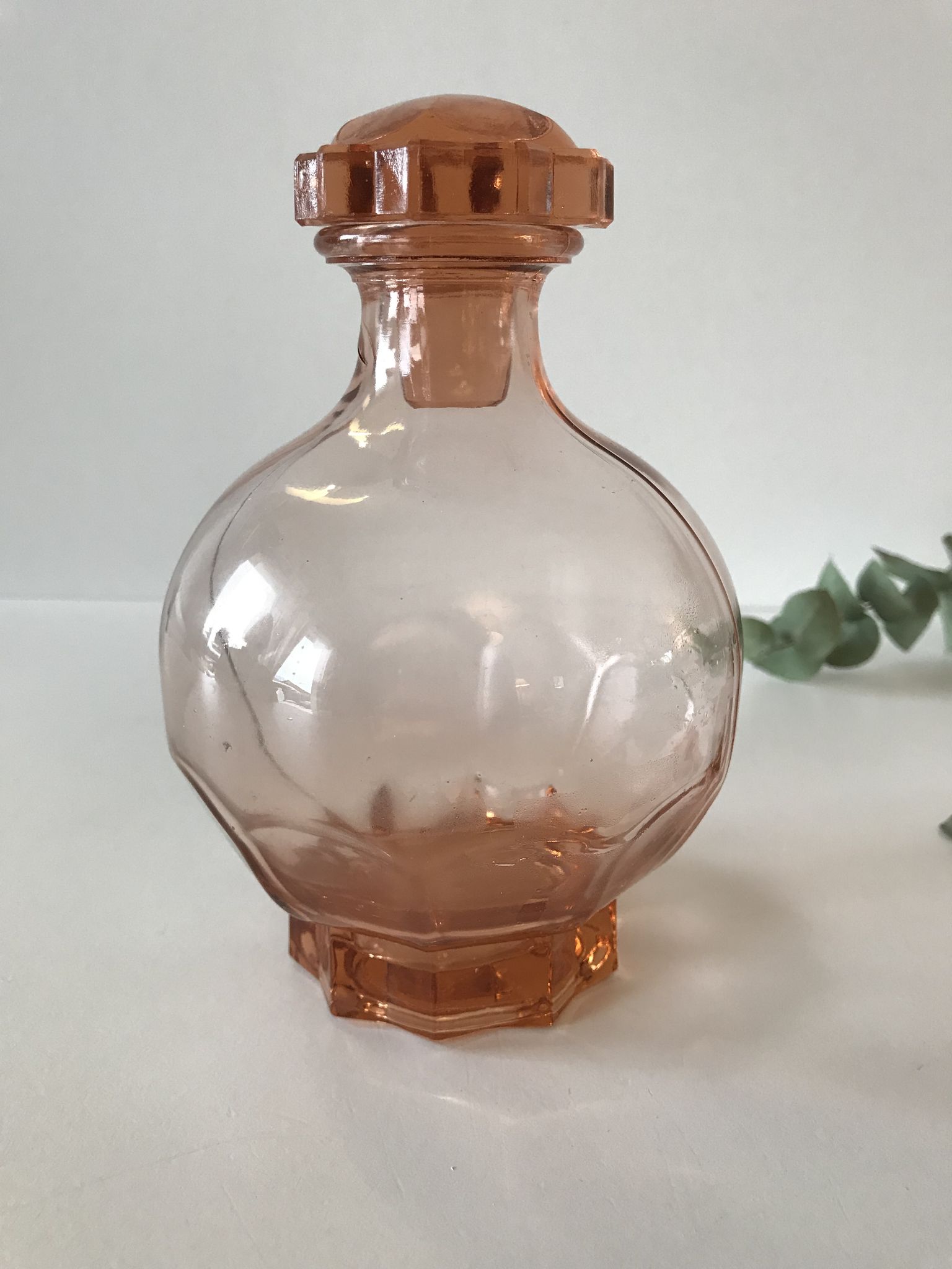 Carafe en verre rose