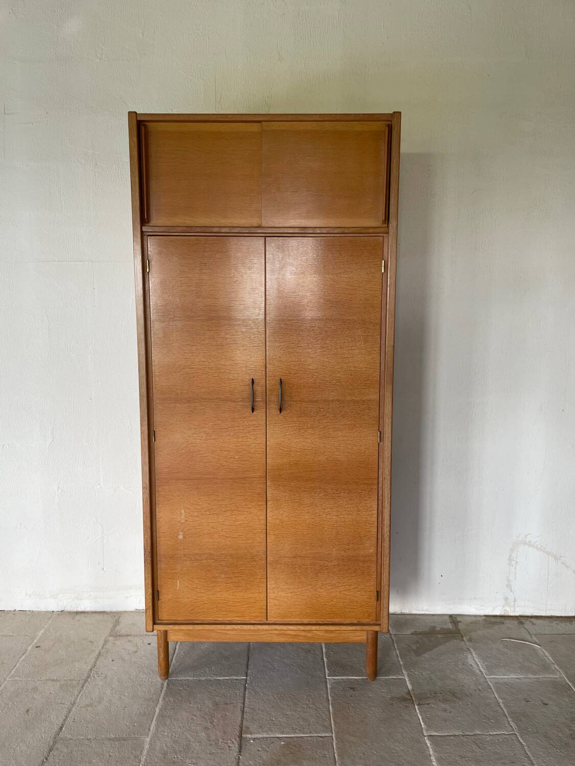 Armoire en bois vintage