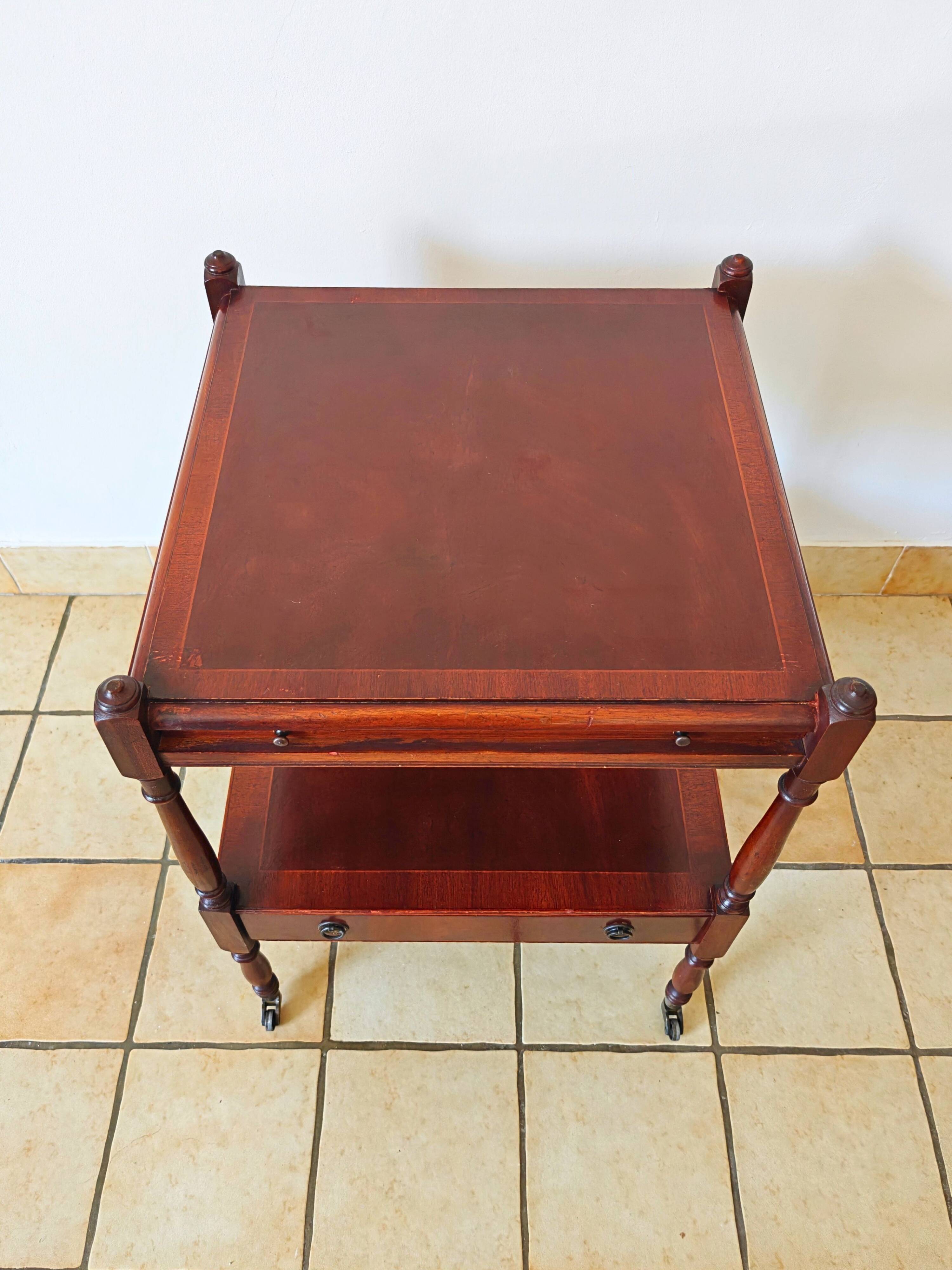 Table d'appoint en if par Bradley England