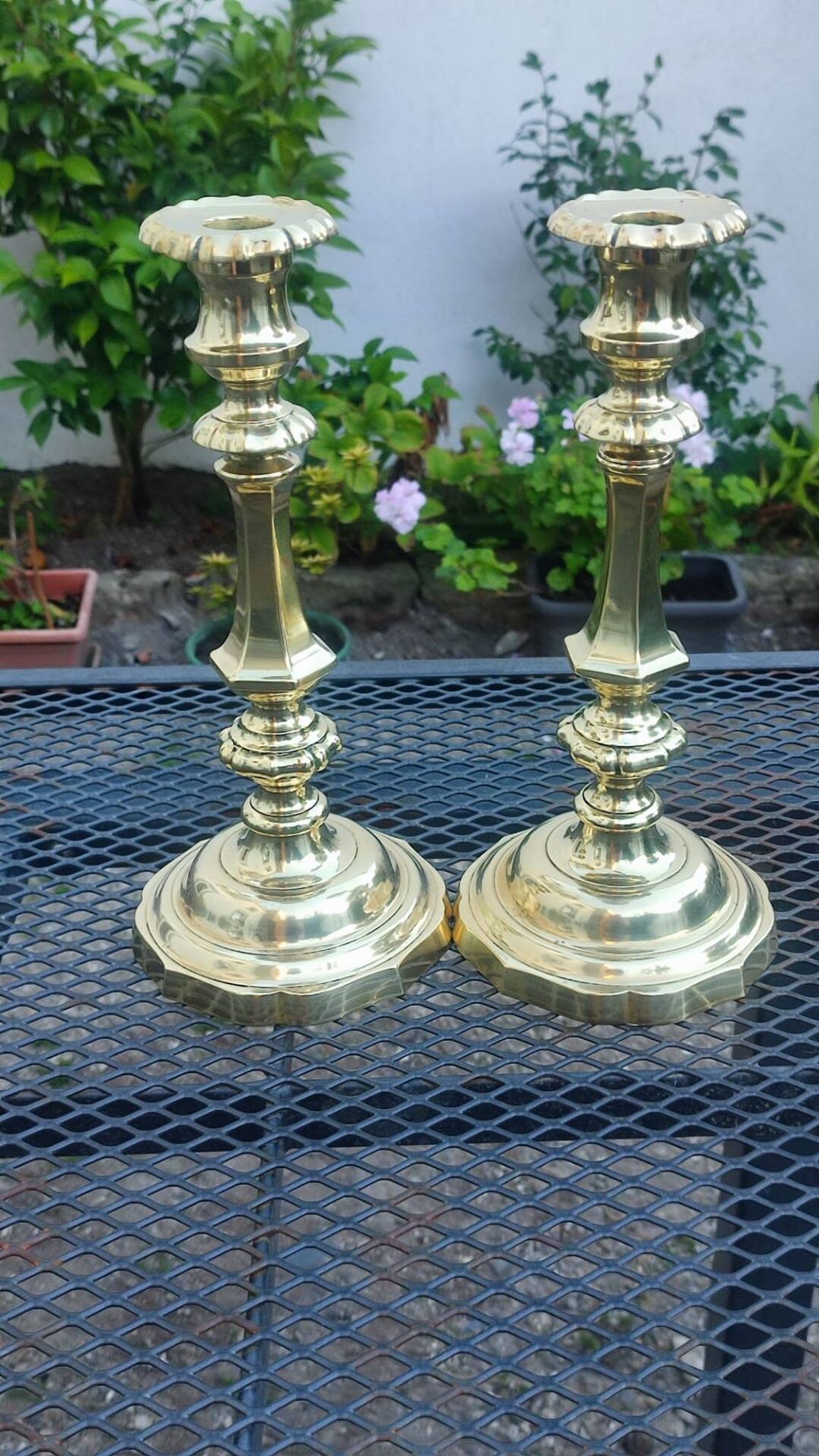 Paire de bougeoirs dorés