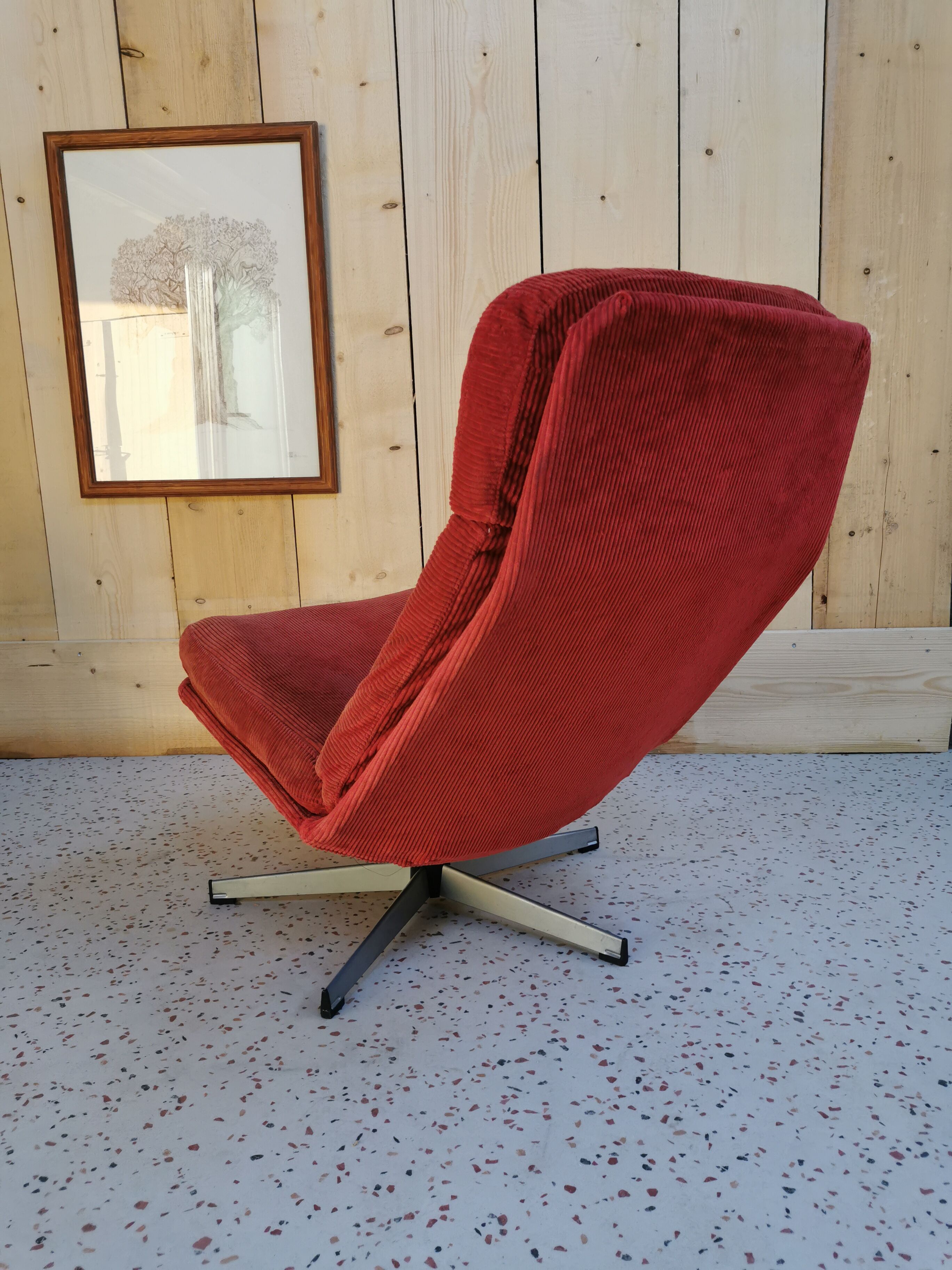Swivel armchair