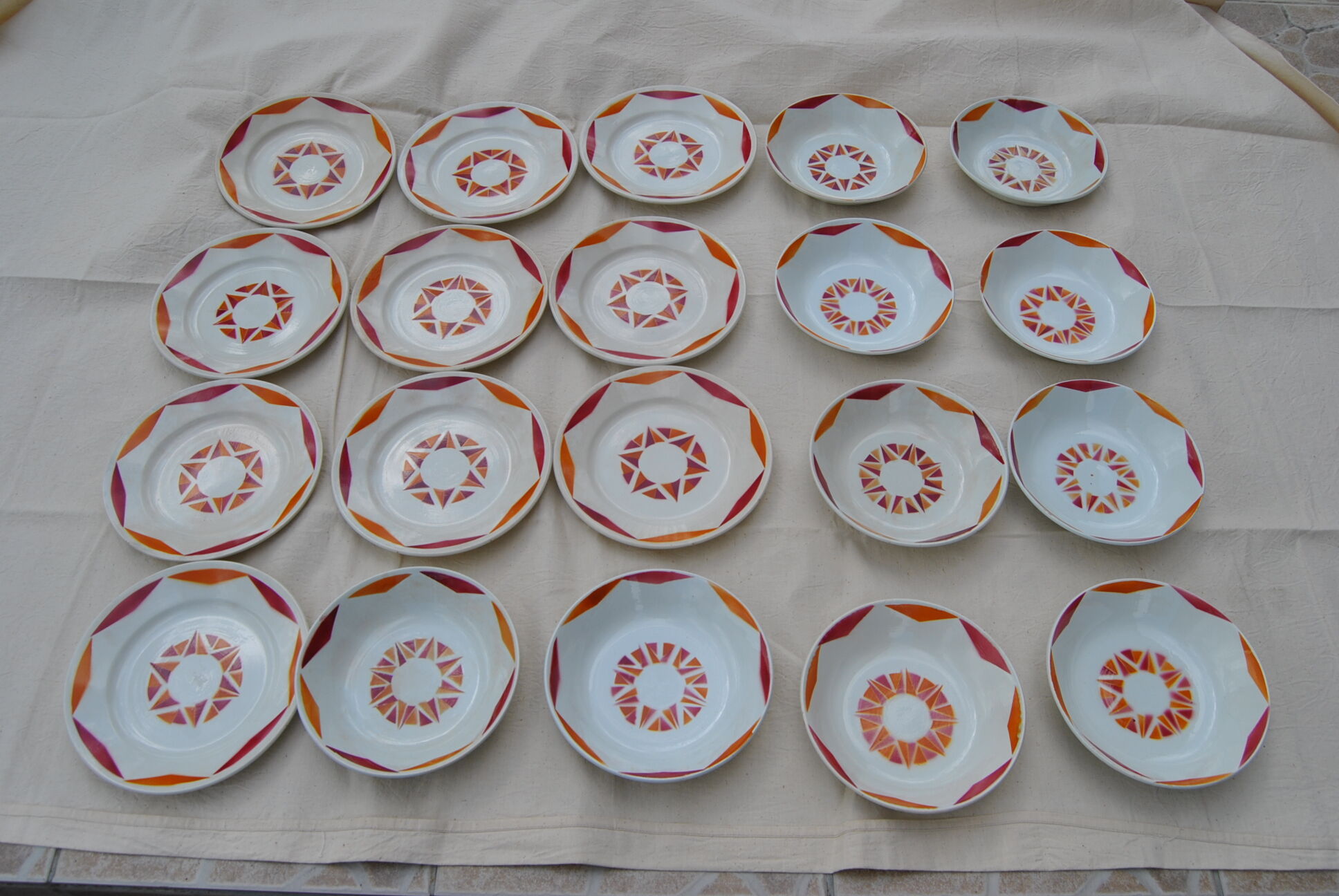 Series of 20 modernist plates Faïencerie de Castres