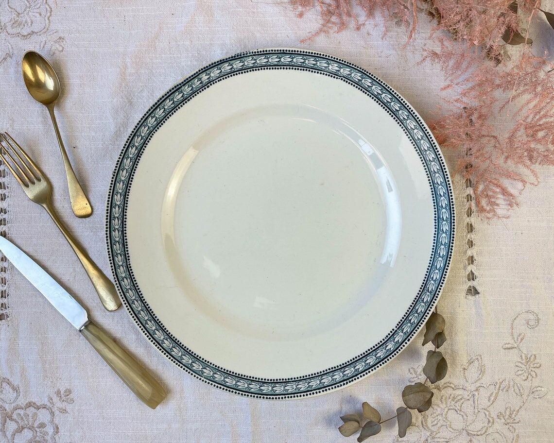 Round dish Terre de fer St Amand & Hamage laurel model made in France