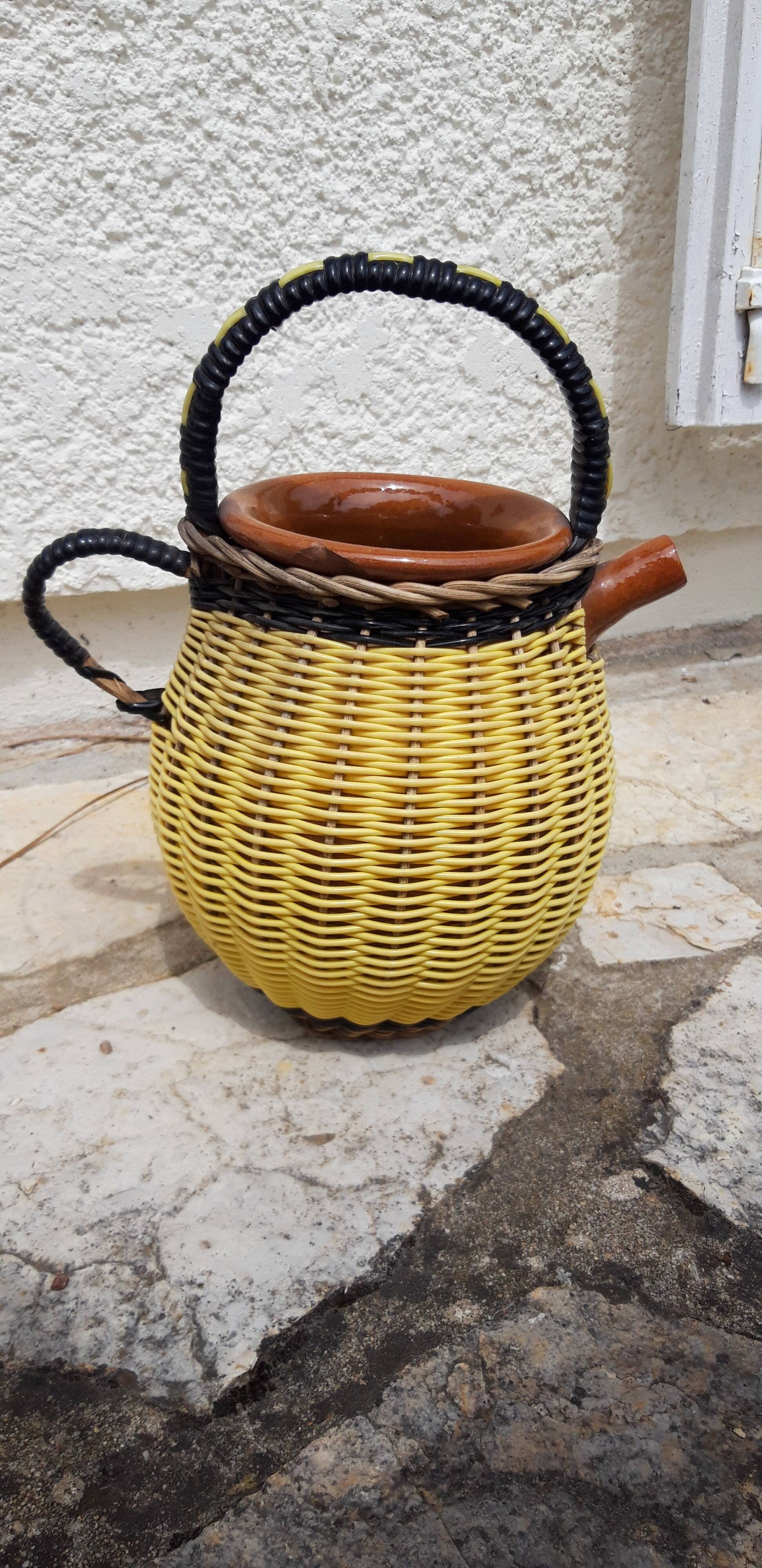 Sandstone and scoubidou potiche