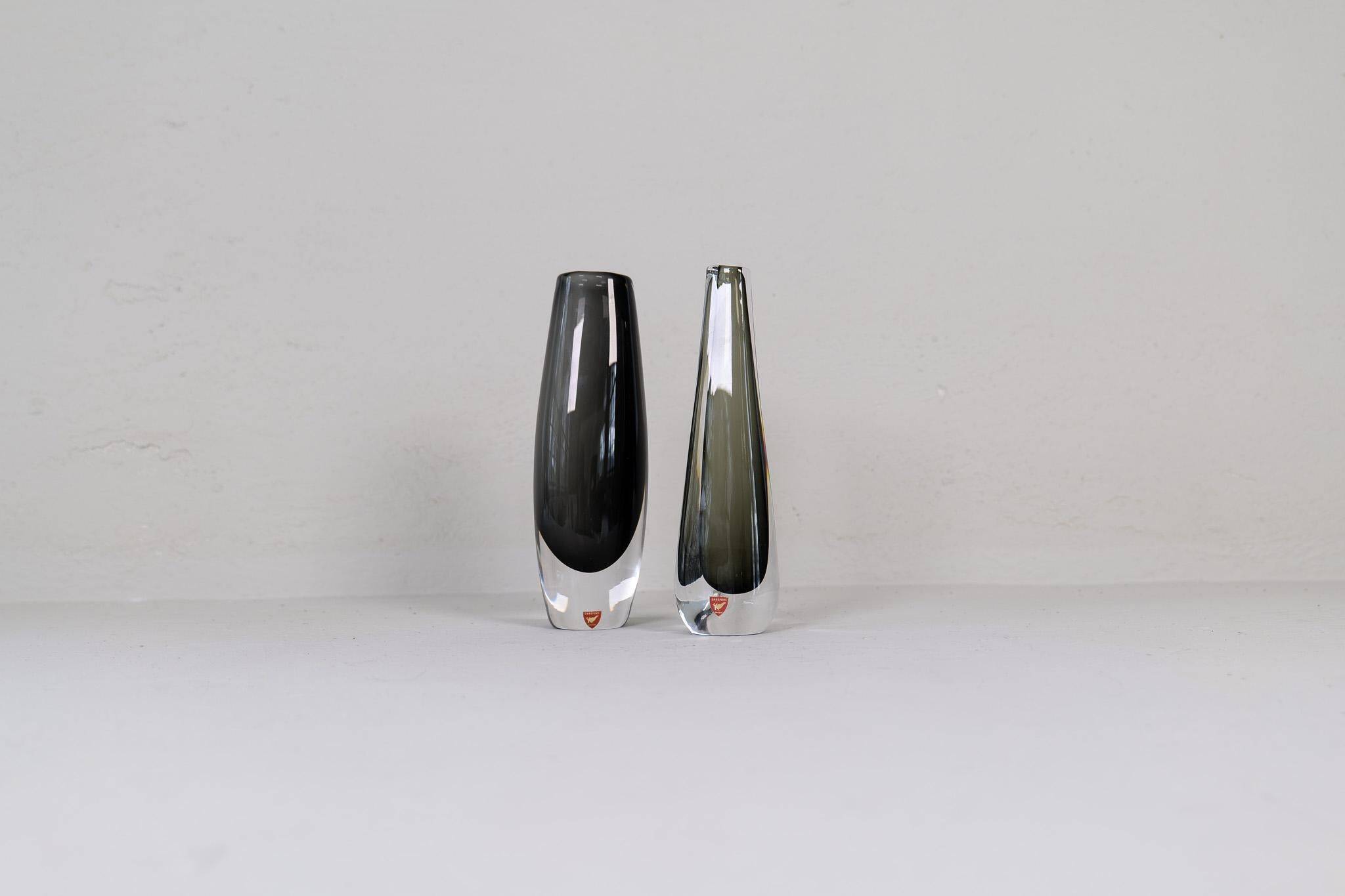 Set of 2 Mid-Century Modern vases by Nils Landberg, Orrefors, circa 1950, Sweden.
