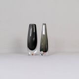 Set of 2 Mid-Century Modern vases by Nils Landberg, Orrefors, circa 1950, Sweden.