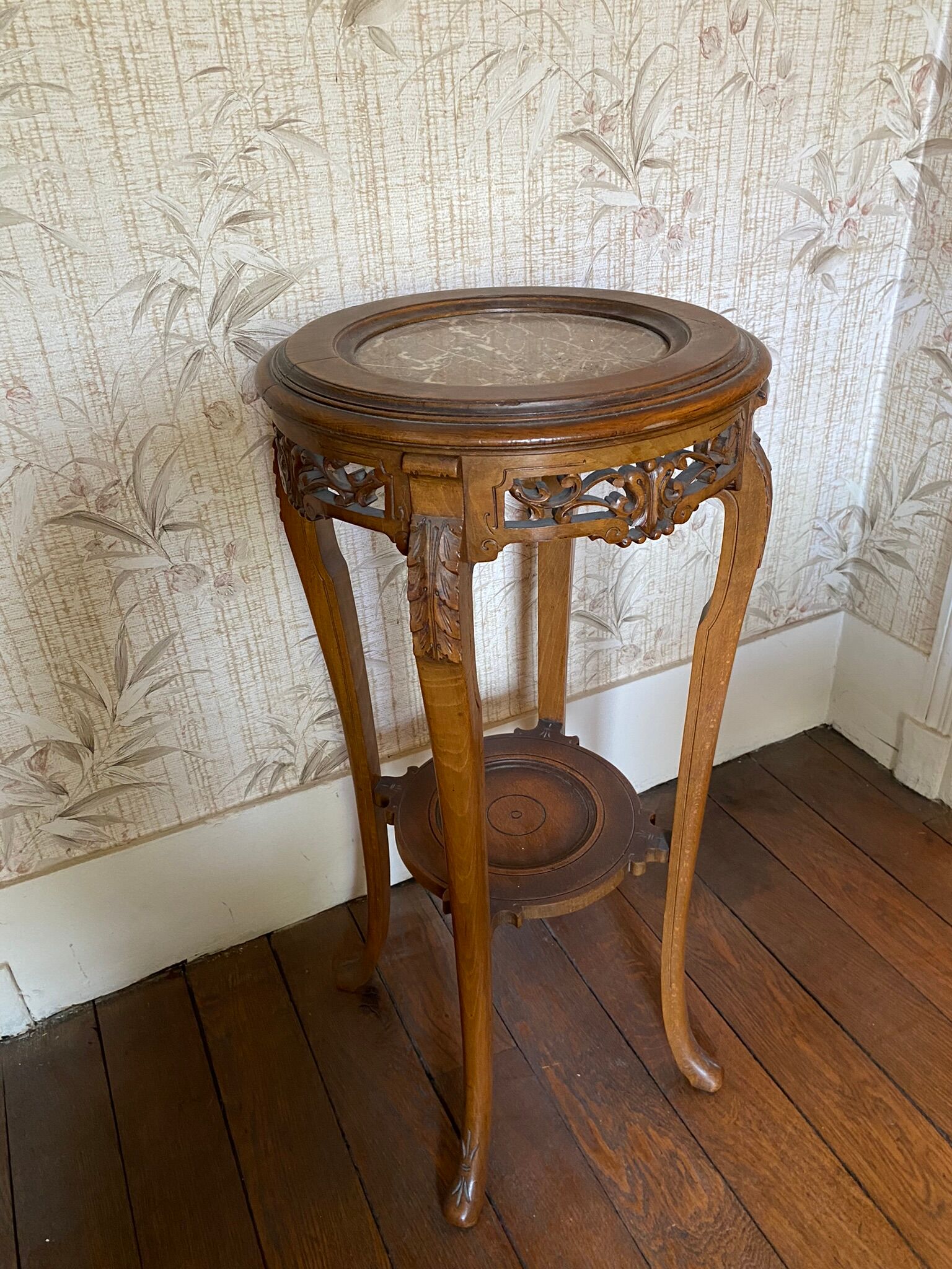 Fifth wheel / Carved wooden plant door with double top - brown marble around 1900