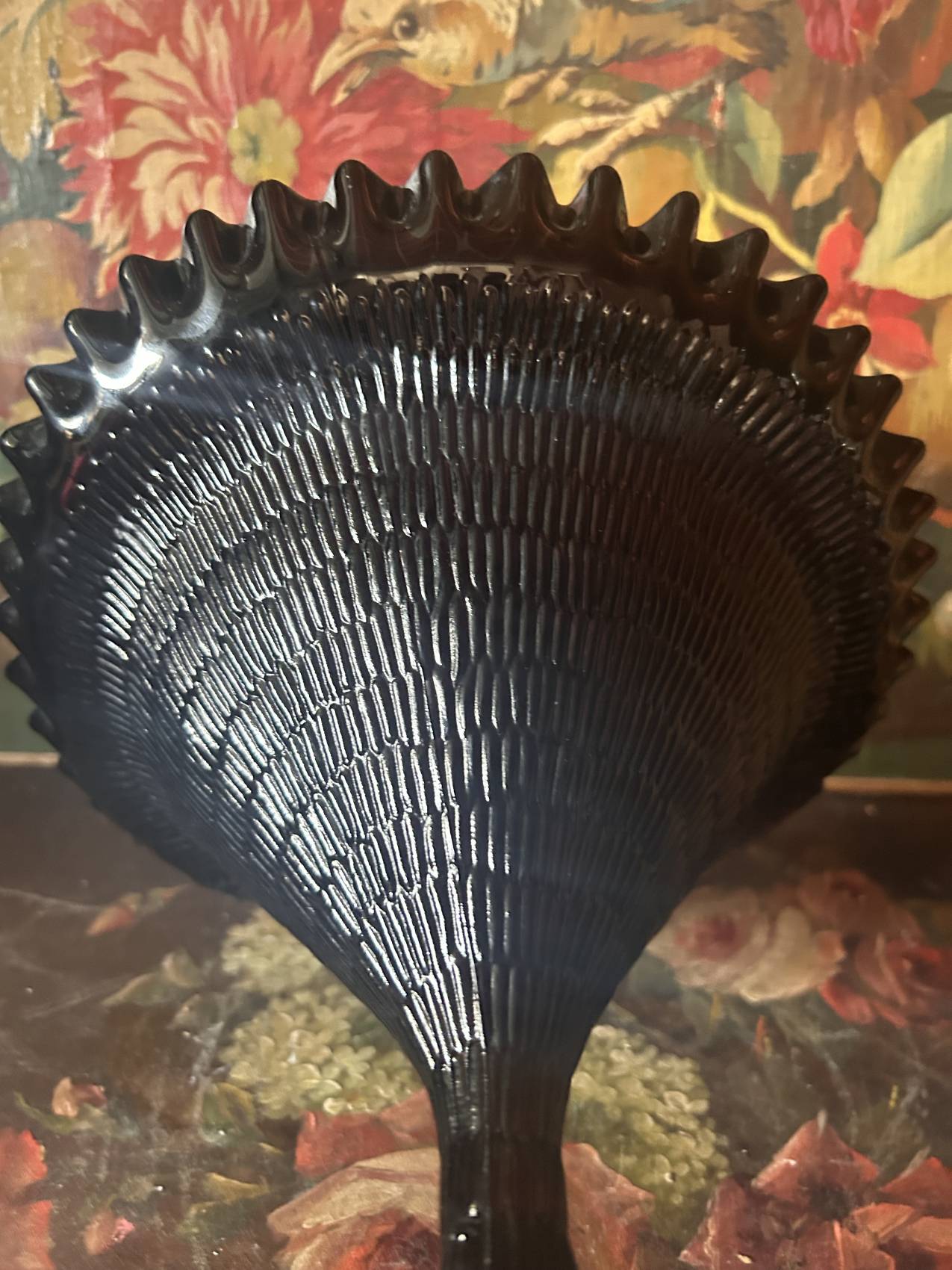 Grande coupe sur pied en opaline noire Art déco des années 1930 une rareté atypique