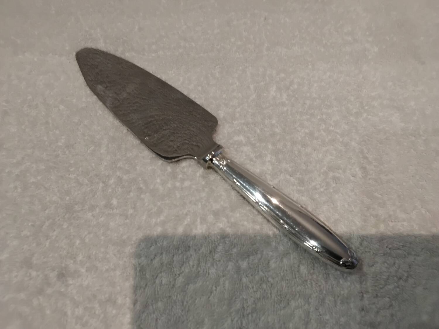 Christofle silver-plated metal cutting pie server with ribbons LXVI