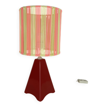 Vintage ceramic lamp, red pyramid and scoubidou striped lampshade.