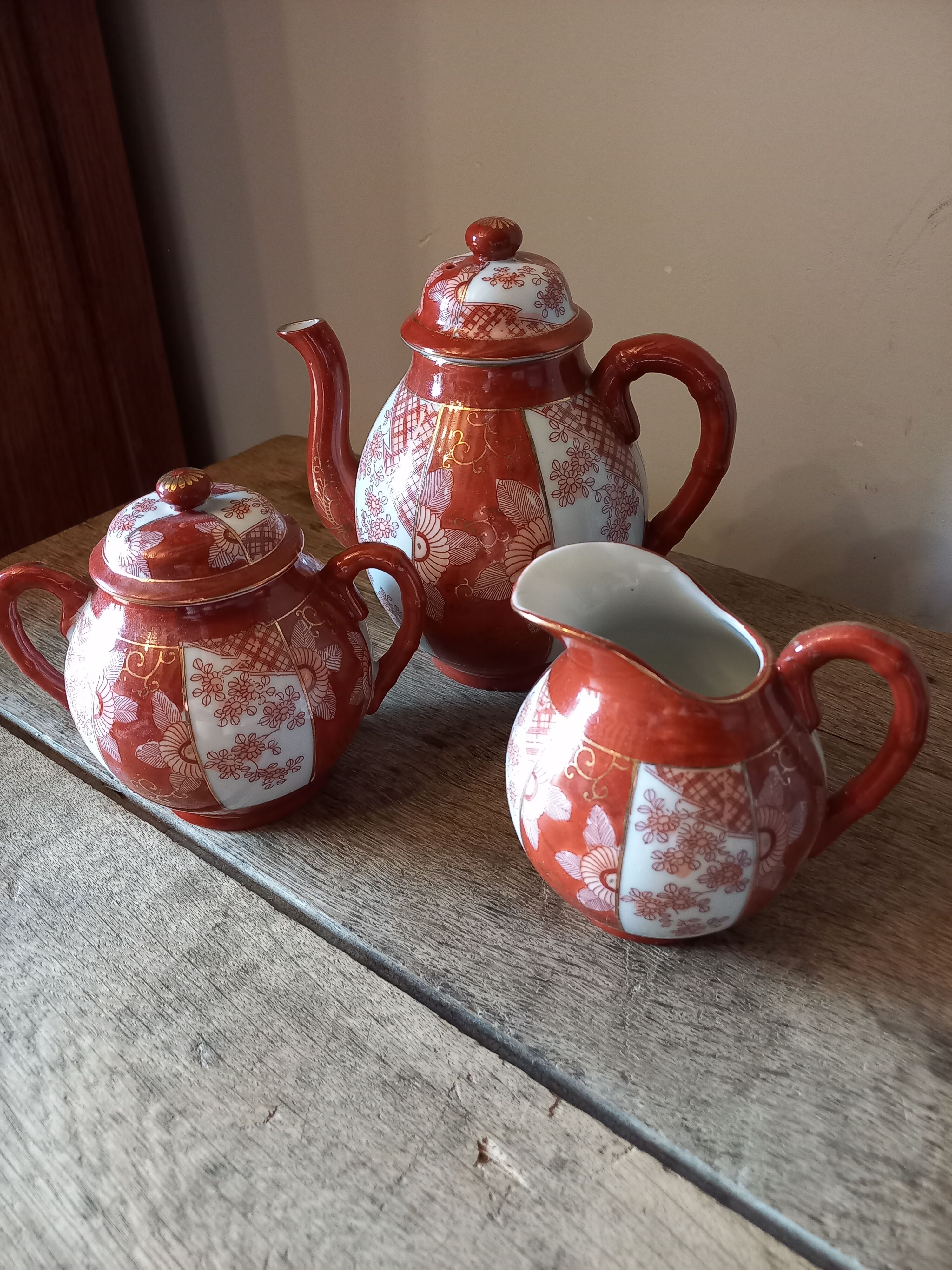 Théière, son sucrier et son pot en porcelaine japonaise ethnique vintage