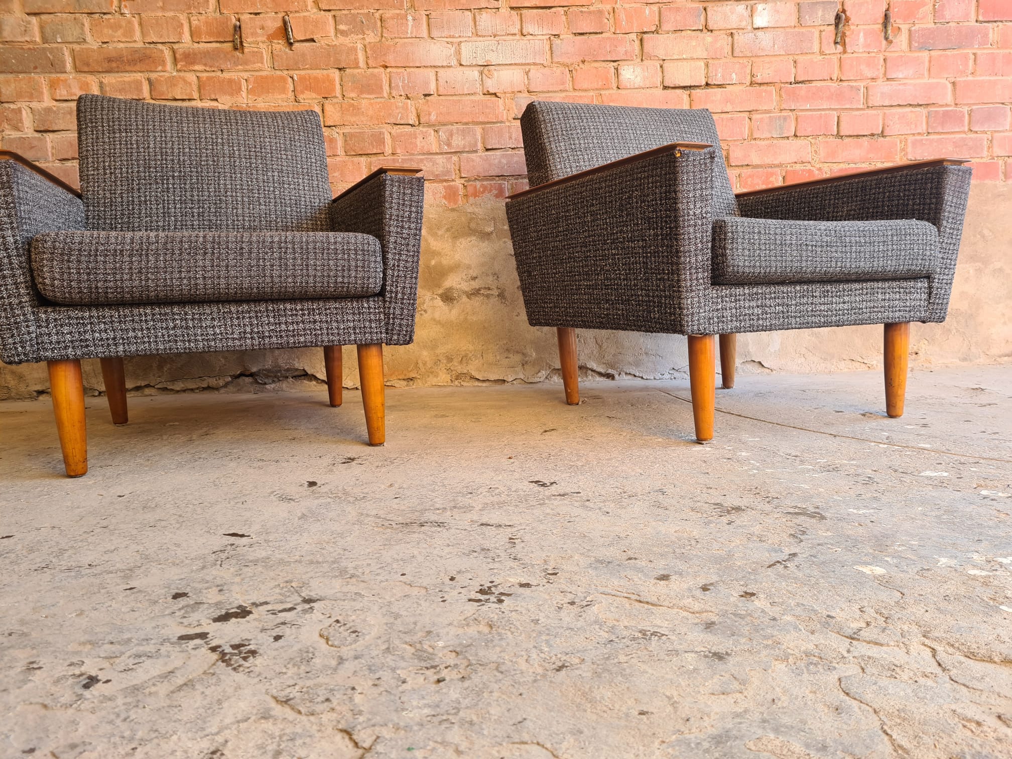 Paire de fauteuils club 70"