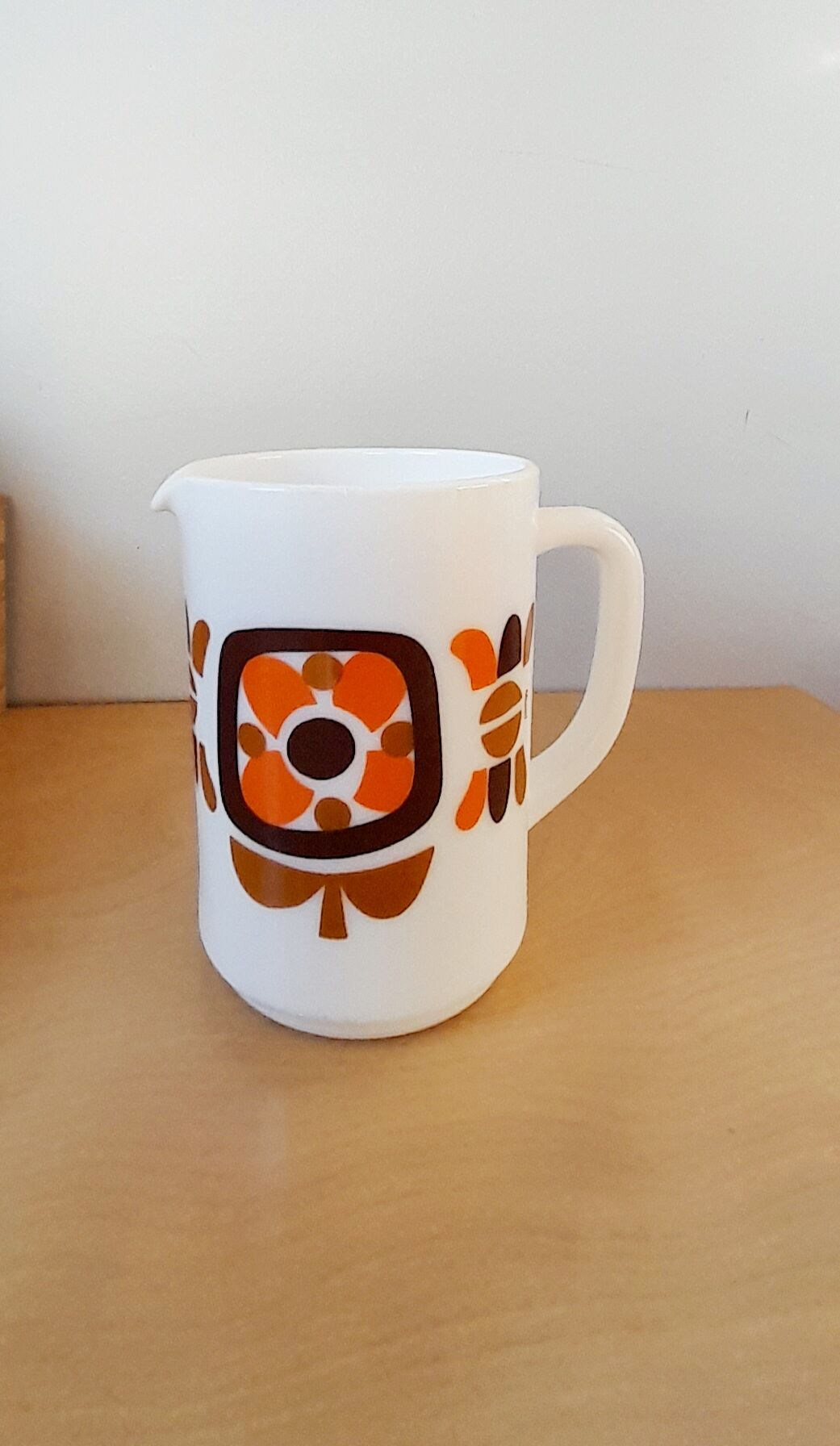 Mobil Arcopal 70s tableware set.