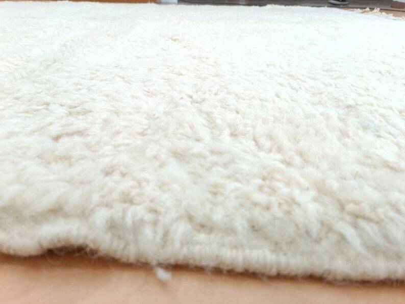 Handwoven white wool rug, traditional style, size 150 x 250 cm