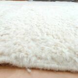 Handwoven white wool rug, traditional style, size 150 x 250 cm