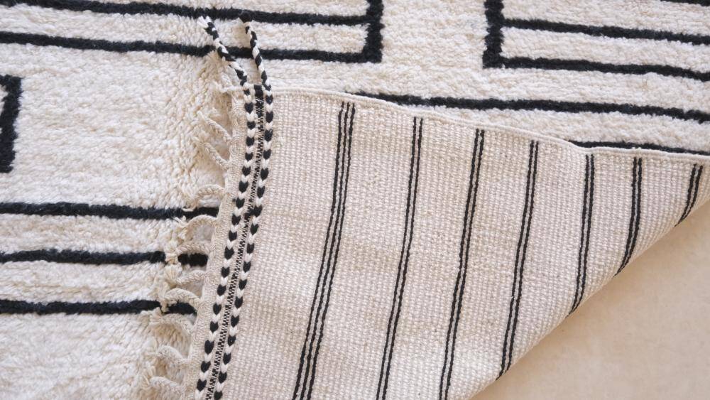 Contemporary Black and White Rug - 291 x 214 cm