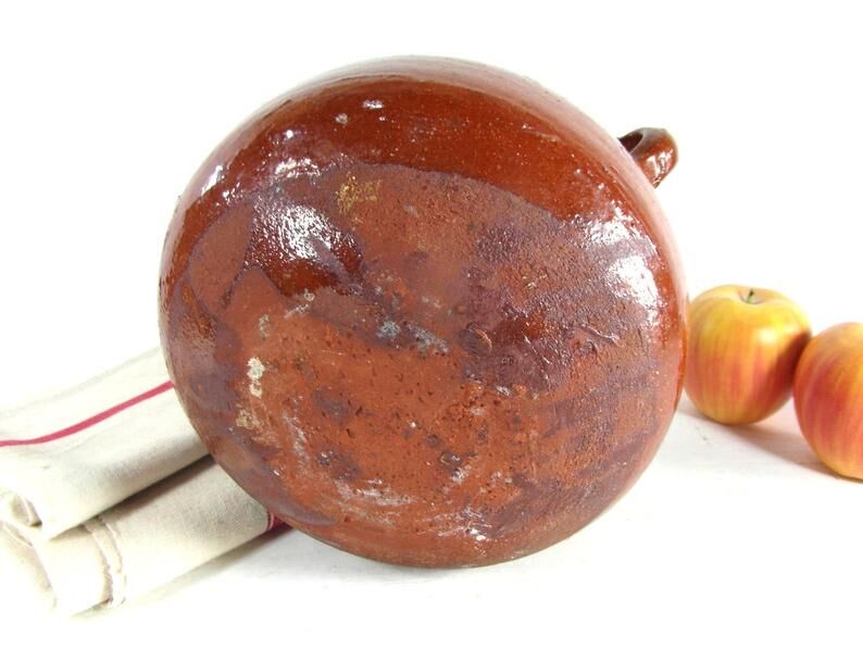 Terracotta pot, pottery pot.