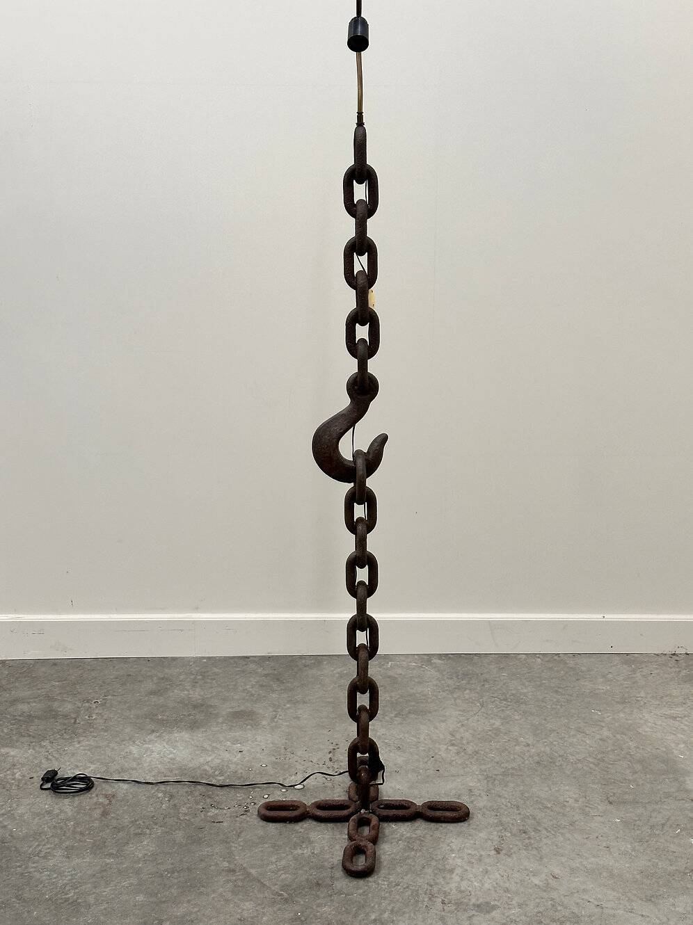 Brutalist cast iron & marine chain links floor lamp, France 1960s.