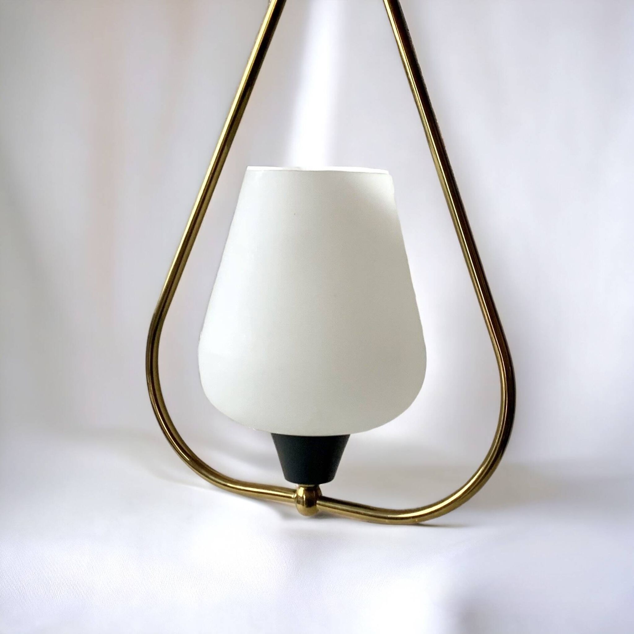 Suspension moderniste en verre sablé blanc et laiton