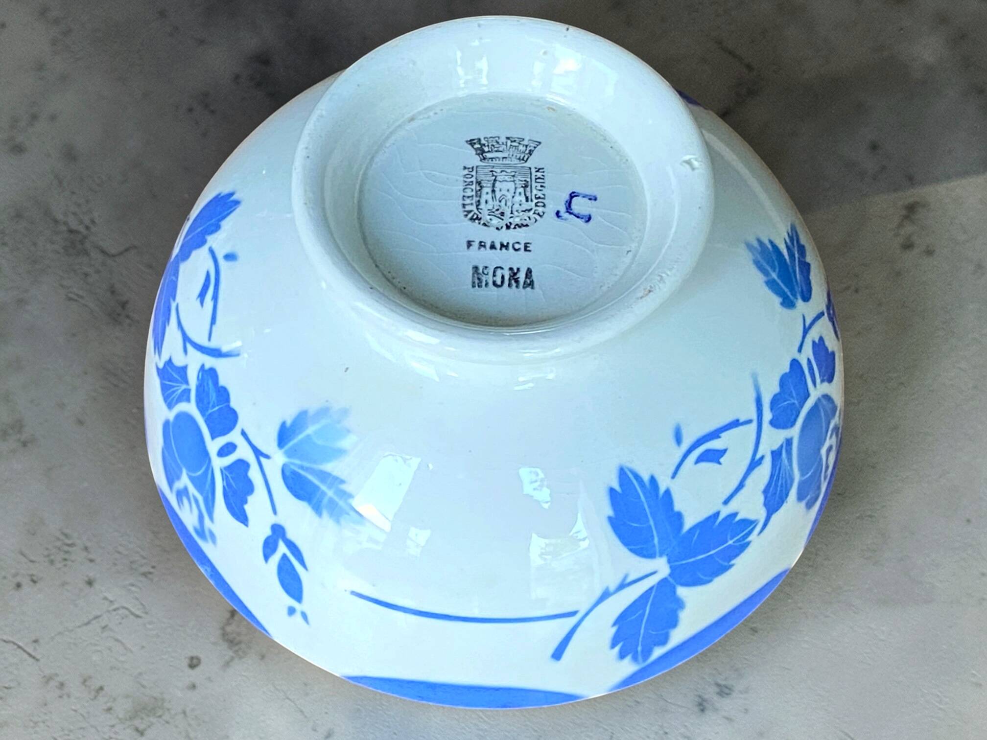 Large antique earthenware bowl from Gien, Mona decoration.