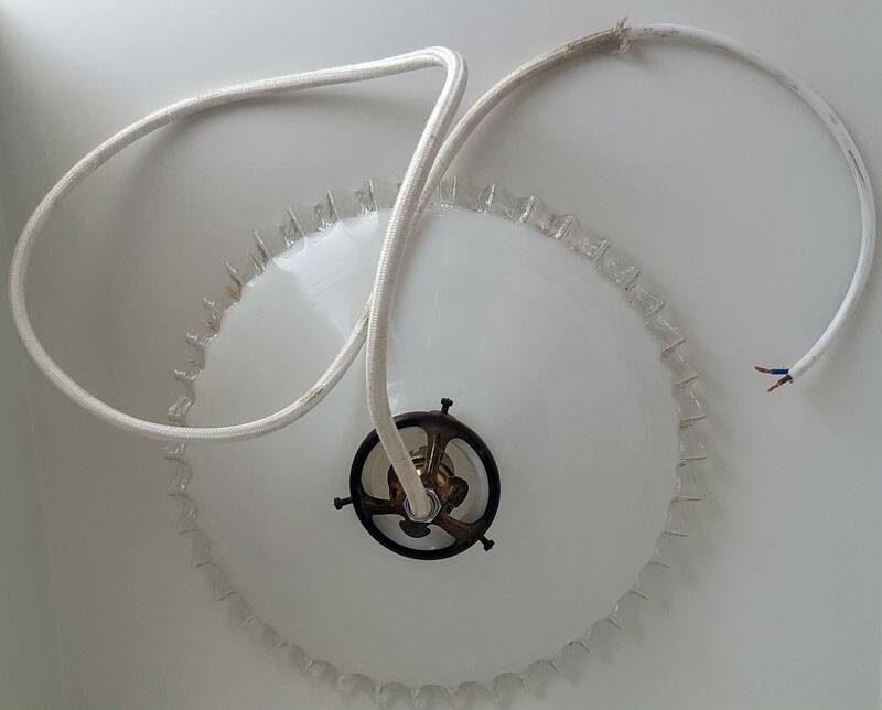 Suspension in vintage serrated opaline.