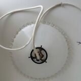 Suspension in vintage serrated opaline.