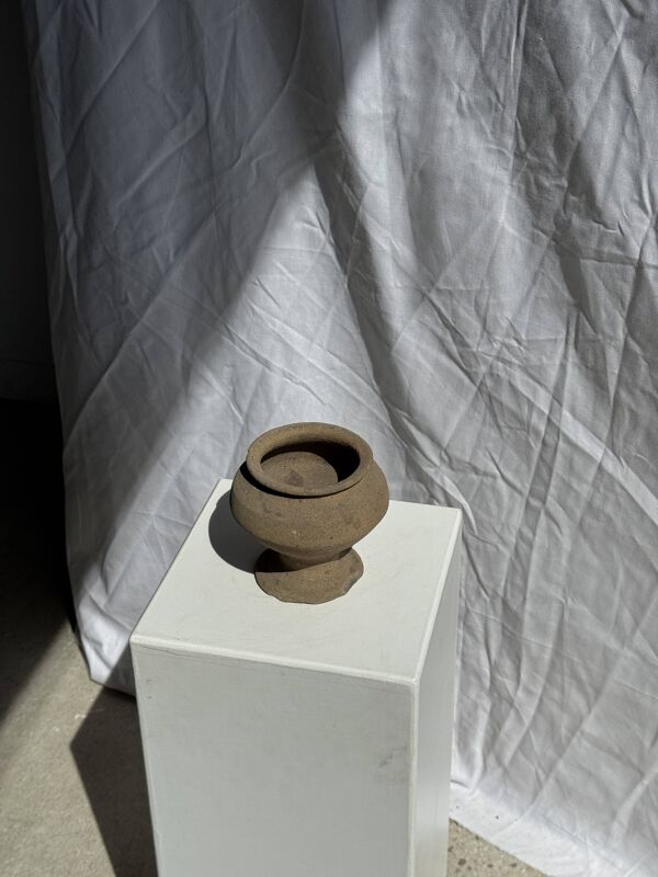 Petit pot piédouche brutaliste indonésien H13 D15