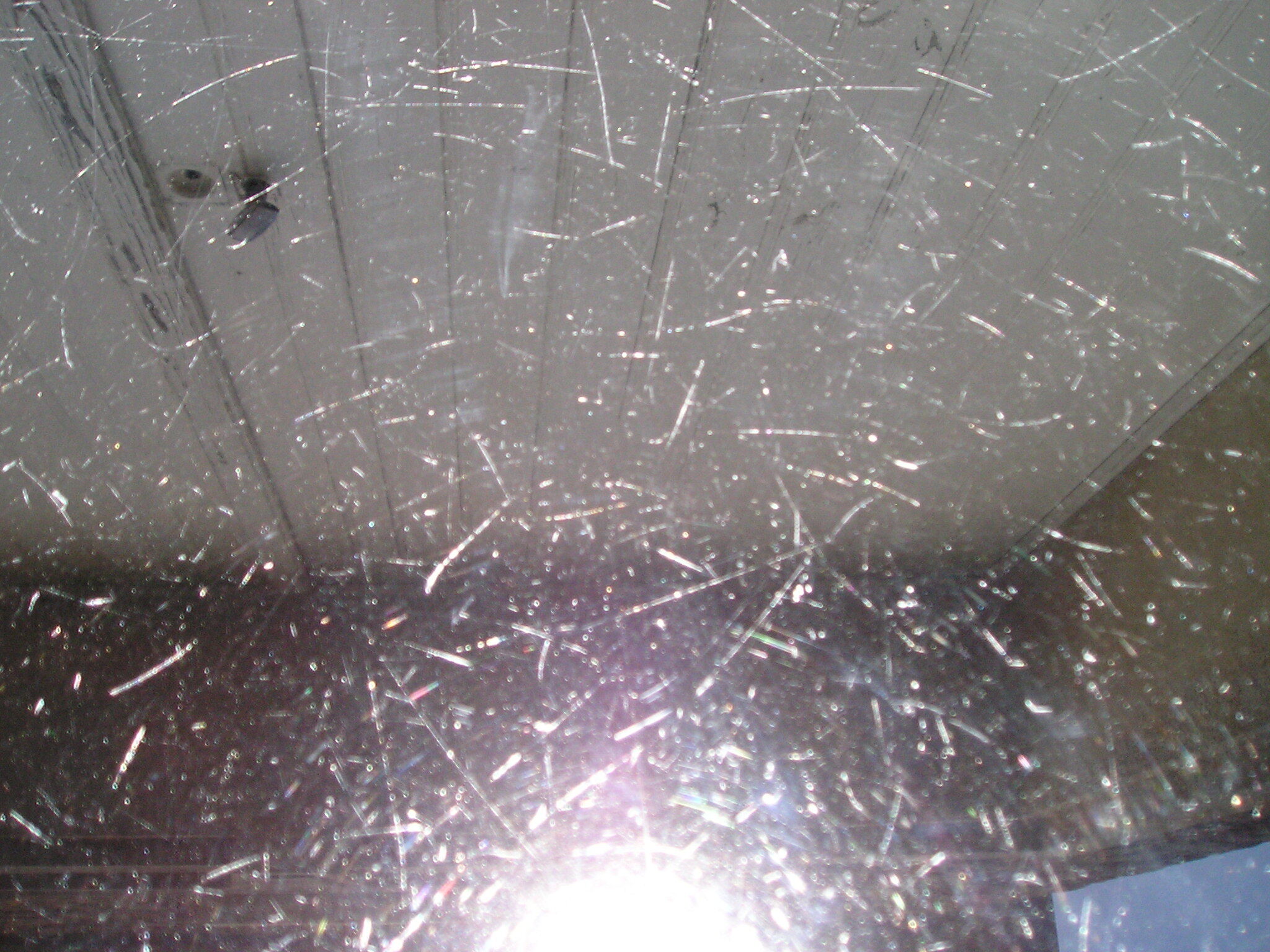Table basse ronde tripode en laiton et verre 1970