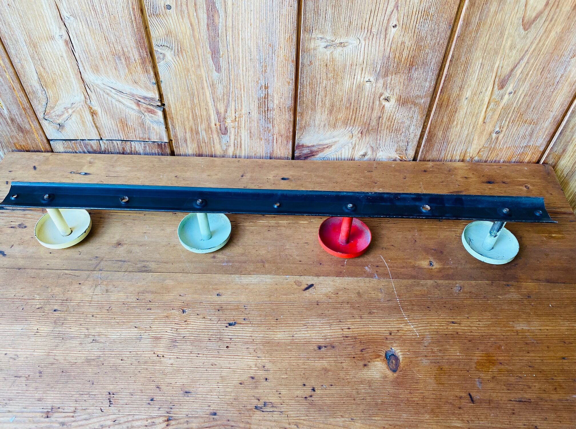Vintage metal wall coat rack 4 pateres;