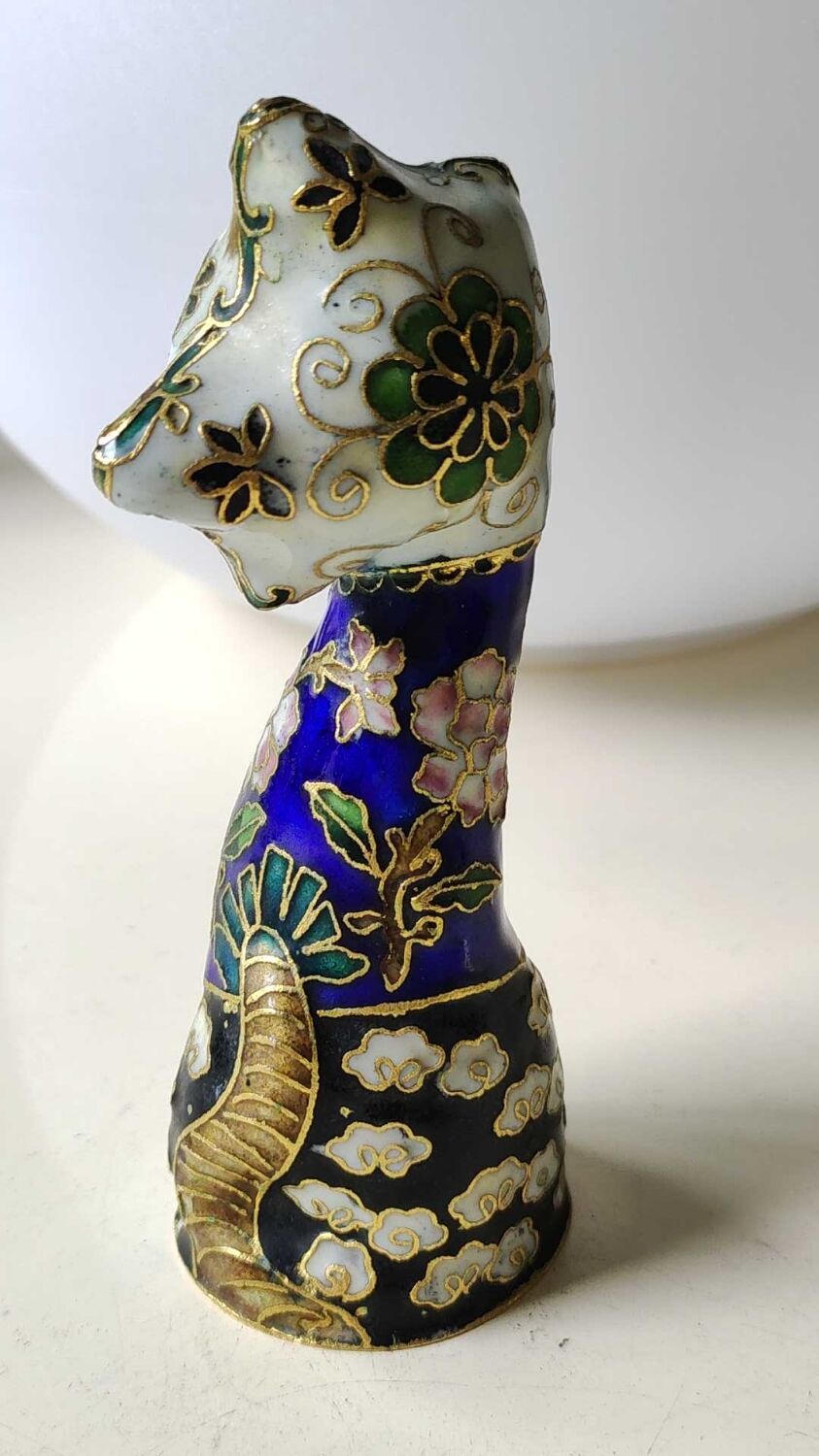 Chinese cat figurine in bronze / brass enamel cloisonné. floral motifs, gold inclusions