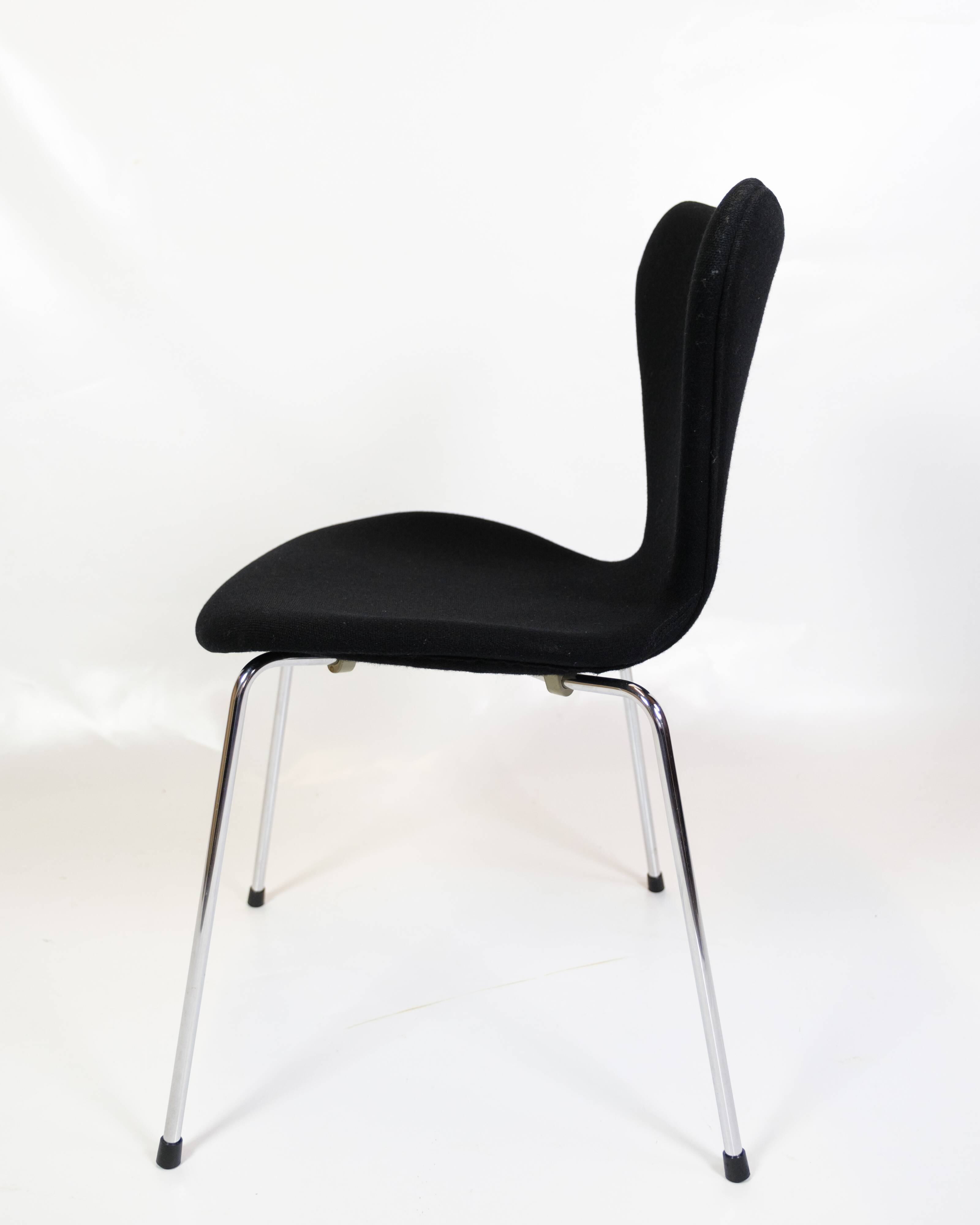 Set Of 4 Seven Chairs Model 3107 Original Upholstered In Black Fabric By Arne Jacobsen