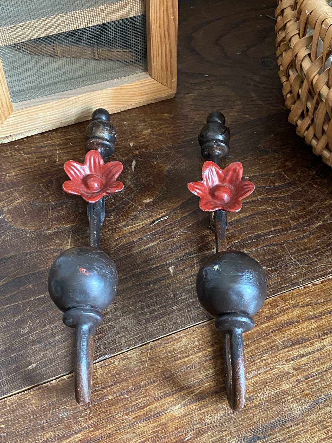 Pair of wall hooks in cast iron