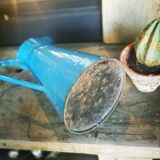 Broc en tôle émaillé bleu turquoise