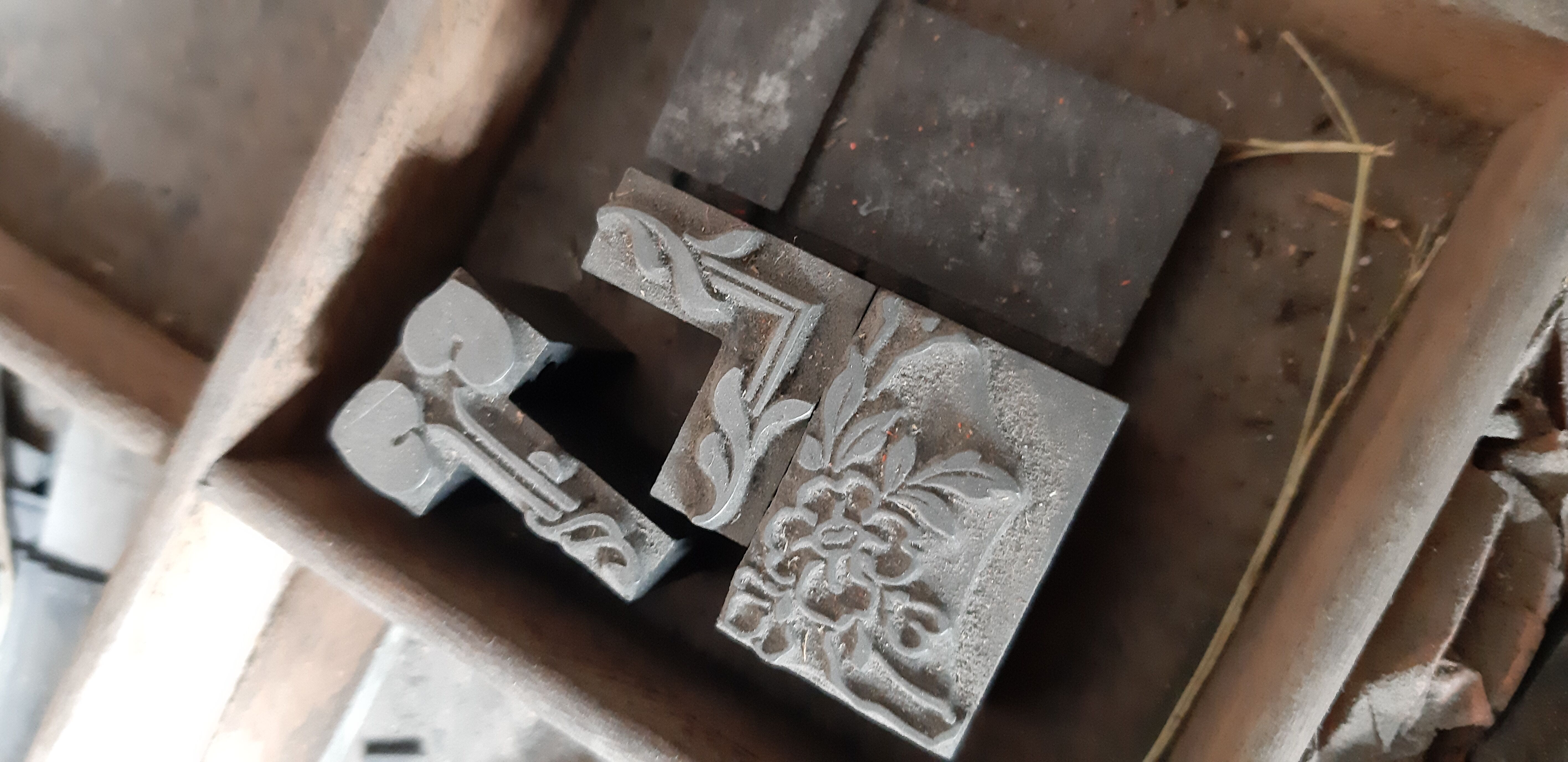 Printing cabinet 16 drawers with these lead letters