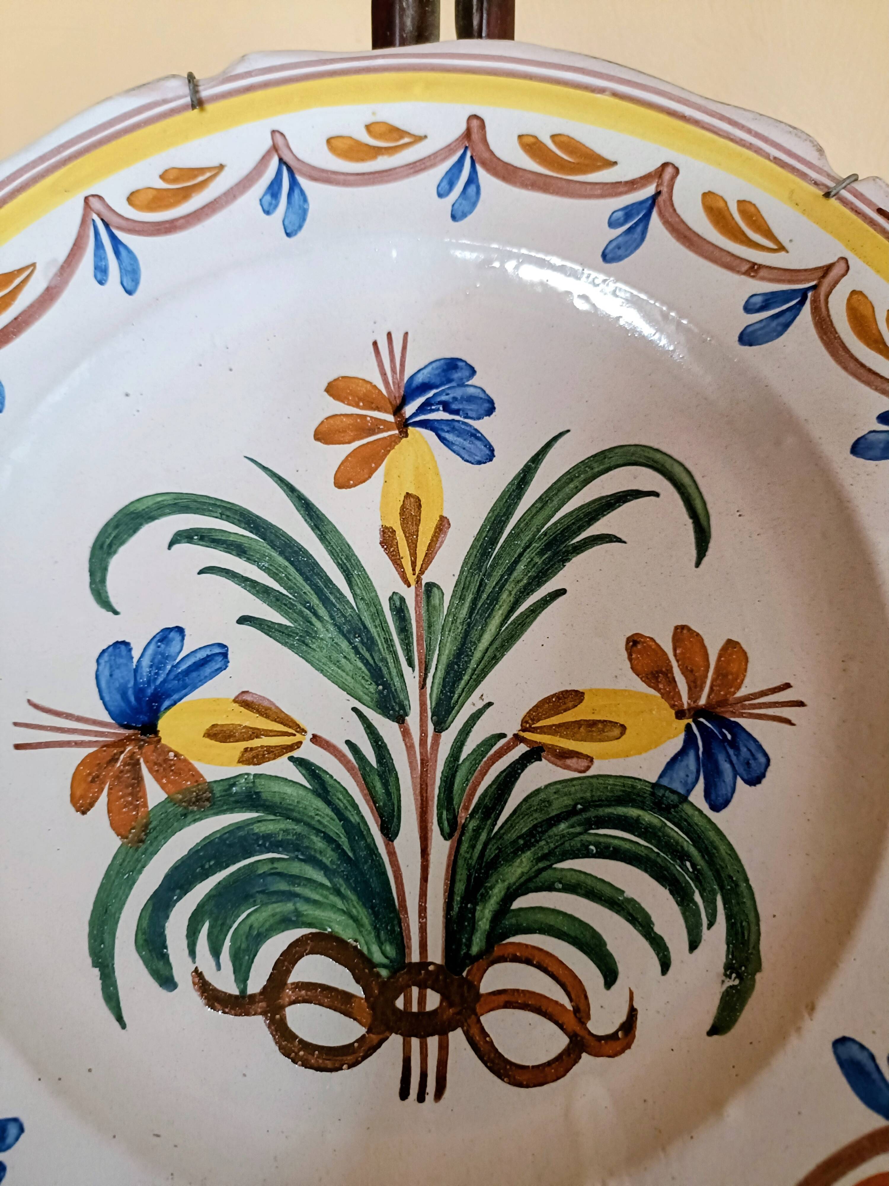 Assiette en faïence Nevers 18è