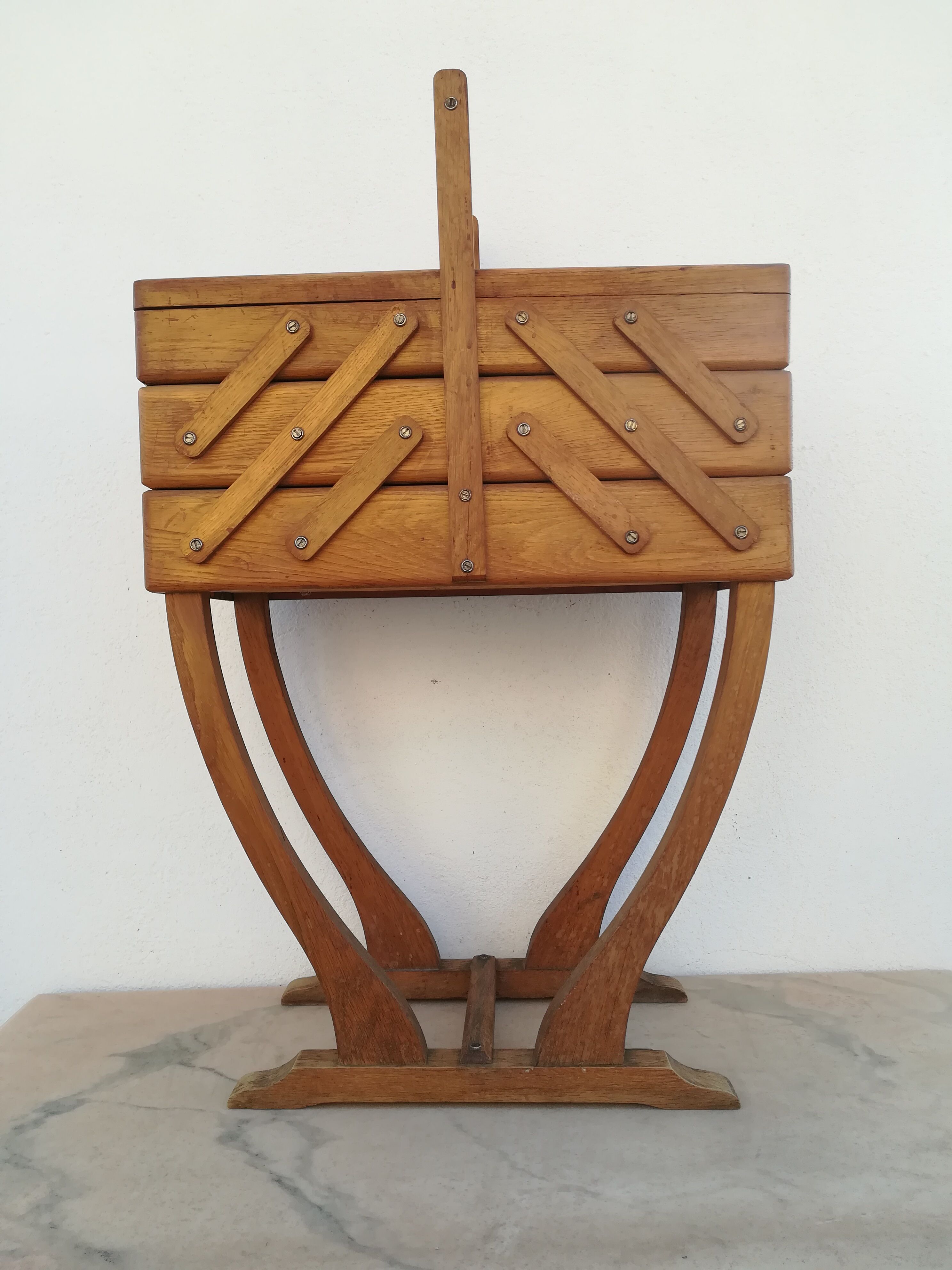 Worker light oak on feet